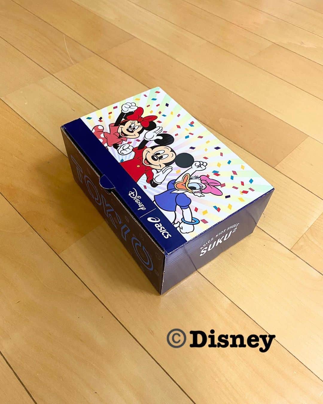 森渉さんのインスタグラム写真 - (森渉Instagram)「アシックスさんが出している「ASICS KIDS SHOES SUKU2(スクスク)」をご紹介いただきました✨ Disneyが大好きな娘は箱を見た瞬間から大喜びで、中のミニーちゃんがモチーフになったシューズを見たらもぉテンション上がりっぱなしでした🎉🎉🎉 かかとにミニーちゃんが描かれていて、一瞬で娘のお気に入りシューズランキング1位にランクイン🥇 そしてランニングシューズの老舗のアシックスさんが出しているだけあってとっても走りやすそう‼️娘も笑顔で走り回ってました😄  このシューズ履いてまた一緒にたくさん走り回りたいと思います💨💨💨  @asics_kids_japan #ASICSKIDS #アシックス #Disney #ディズニー #子供 #娘 #kids #ミニーマウス #シューズ #子育て #育児 #笑顔 #smile #PR」7月31日 18時58分 - watarumori.sports