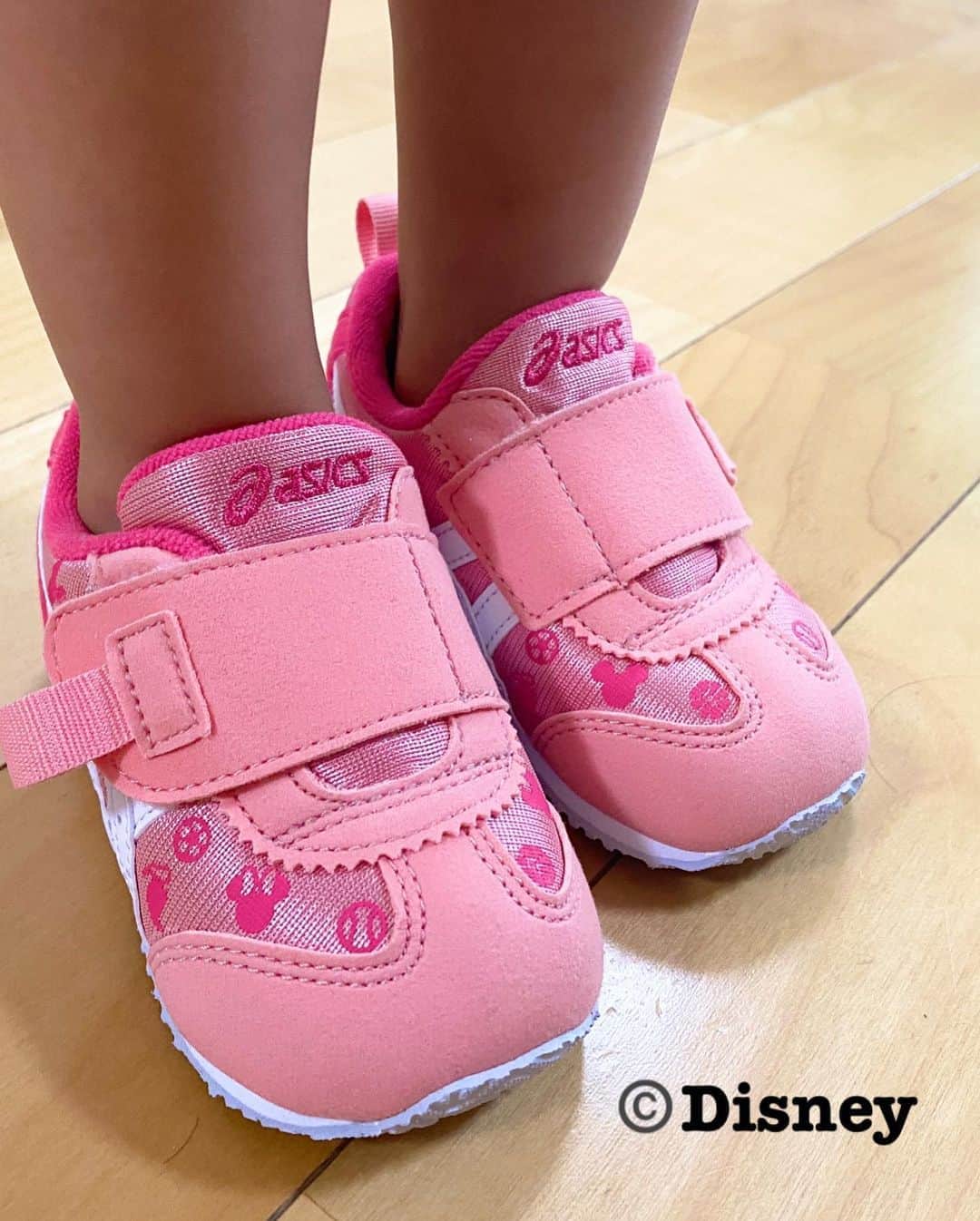 森渉さんのインスタグラム写真 - (森渉Instagram)「アシックスさんが出している「ASICS KIDS SHOES SUKU2(スクスク)」をご紹介いただきました✨ Disneyが大好きな娘は箱を見た瞬間から大喜びで、中のミニーちゃんがモチーフになったシューズを見たらもぉテンション上がりっぱなしでした🎉🎉🎉 かかとにミニーちゃんが描かれていて、一瞬で娘のお気に入りシューズランキング1位にランクイン🥇 そしてランニングシューズの老舗のアシックスさんが出しているだけあってとっても走りやすそう‼️娘も笑顔で走り回ってました😄  このシューズ履いてまた一緒にたくさん走り回りたいと思います💨💨💨  @asics_kids_japan #ASICSKIDS #アシックス #Disney #ディズニー #子供 #娘 #kids #ミニーマウス #シューズ #子育て #育児 #笑顔 #smile #PR」7月31日 18時58分 - watarumori.sports