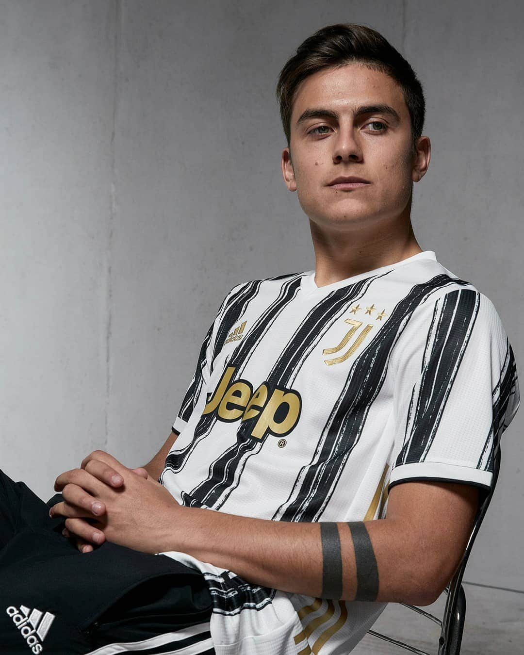 ユヴェントスFCさんのインスタグラム写真 - (ユヴェントスFCInstagram)「OUR STRIPES ⚪⚫ OUR IDENTITY  The new home kit is available on the Juventus Online Store! (link in bio 📲)  #LiveAhead」7月31日 18時59分 - juventus