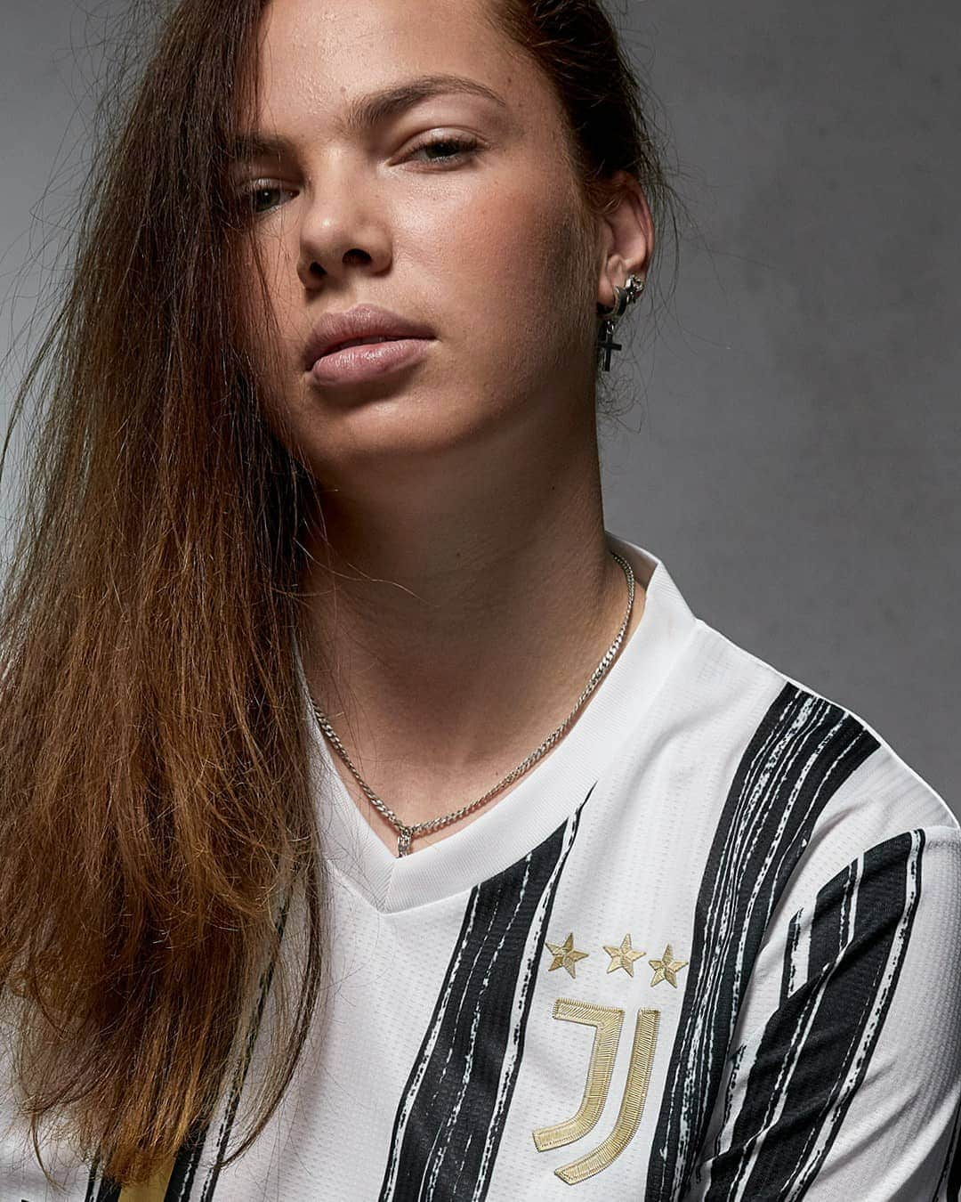 ユヴェントスFCさんのインスタグラム写真 - (ユヴェントスFCInstagram)「OUR STRIPES ⚪⚫ OUR IDENTITY  The new home kit is available on the Juventus Online Store! (link in bio 📲)  #LiveAhead」7月31日 18時59分 - juventus