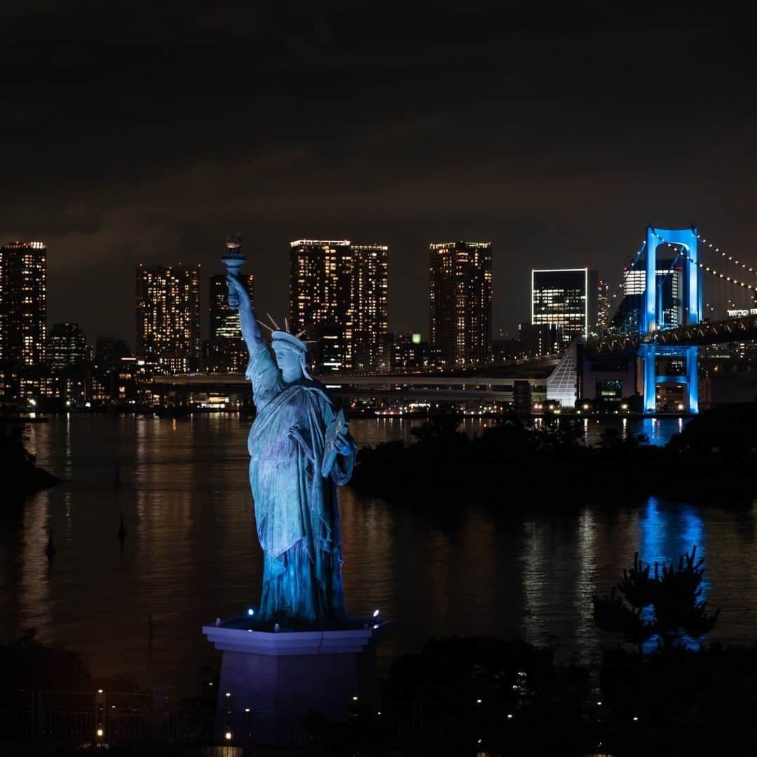 アクアシティお台場/AQUA CiTY ODAIBAさんのインスタグラム写真 - (アクアシティお台場/AQUA CiTY ODAIBAInstagram)「・ 【お台場映えスポット】 ・ 夜空に映える、自由の女神。女神とレインボーブリッジ、東京タワーを臨む、お台場の絶景スポットに心を奪われて。 ・ #アクアシティお台場 #自由の女神 #thestatueofliberty #イルミネーション #フォトスポット #映えスポット #レインボーブリッジ #raibowbridge #東京タワー #tokyotower #夜景 #景色 #お台場風景 #お台場絶景 #お台場スポット #view #nightview #お台場デート #デート #aquacityodaiba #お台場 #アクアシティ #東京リゾー島 #odaiba #aquacity #台場 #daiba #tokyo #japan」7月31日 19時00分 - aquacity_odaiba_official