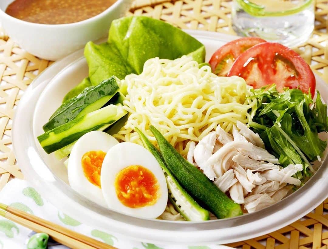 エバラ食品さんのインスタグラム写真 - (エバラ食品Instagram)「北海道名物・ラーメンサラダをおうちでも！ . たっぷりの野菜に、中華麺を合わせた「ラーメンサラダ」。冷蔵庫にある野菜に、鶏のささみやゆで卵を合わせれば、涼しくおいしい一品が、おうちでも楽しめます♪ . ソースには、すりごまときりごま入りの「 #おいしいごまだれ 」をどうぞ。ごまの香ばしい香りとつぶつぶの食感が、食欲を刺激します(*^_^*) . ※詳しいレシピは“おいしいレシピ”で「夏野菜のラーメンサラダ」と検索すると、ご覧いただけます。“おいしいレシピ”へはプロフィールのURLからどうぞ！ . #エバラおいしいレシピ #エバラ食品 #おうちごはん #レシピ #料理好きな人とつながりたい #ラーメンサラダ #中華麺 #麺スタグラム #鶏ささみ #ささみ #野菜 #夏野菜 #きゅうり #トマト #水菜 #オクラ #卵 #ゆで卵 #夜ごはん #お昼ごはん #おうちランチ #デリスタグラム #instafood #foodstagram #おうちでできること」7月31日 19時00分 - ebarafoods