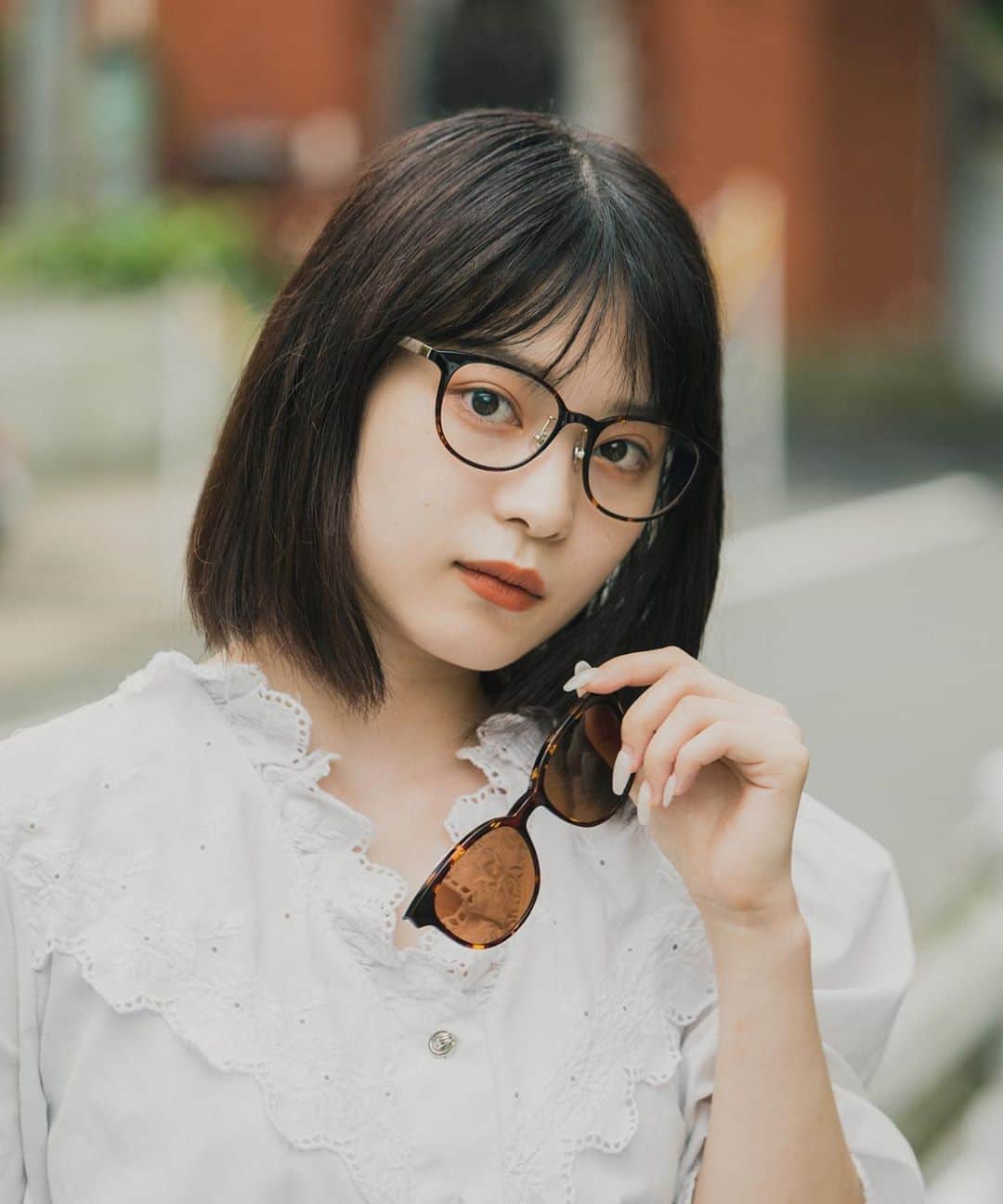 Zoff Officialのインスタグラム：「👓👓👓﻿ ﻿ Zoff NIGHT&DAY/ZC201G02_49A1﻿ MODEL香南　@kanami_fukuzumi   夜はメガネ、昼はサングラス。一石二鳥の2WAYグラス👓﻿ レザー風加工を施したテンプル(つる)はラバー素材のためずれにくく、快適なかけ心地も両立させたモデル。 さらに、路面や水面などの反射を抑える偏光機能も搭載しているので、ドライブやアウトドアシーンなどこれからの時期にも最適⛺﻿ ﻿ ﻿ #Zoff ﻿ #eyewearstyle ﻿ #メガネ ﻿ #ゾフ女子 ﻿ #ZoffUV ﻿ #UV ﻿ #クリアサングラス﻿ #zoff女子﻿ #ファッション﻿ #夏コーデ﻿ #fashion﻿ #眼鏡﻿ #メガネ女子﻿ #きょこ﻿ #お出かけコーデ﻿ #サングラス﻿ #調光レンズ﻿」