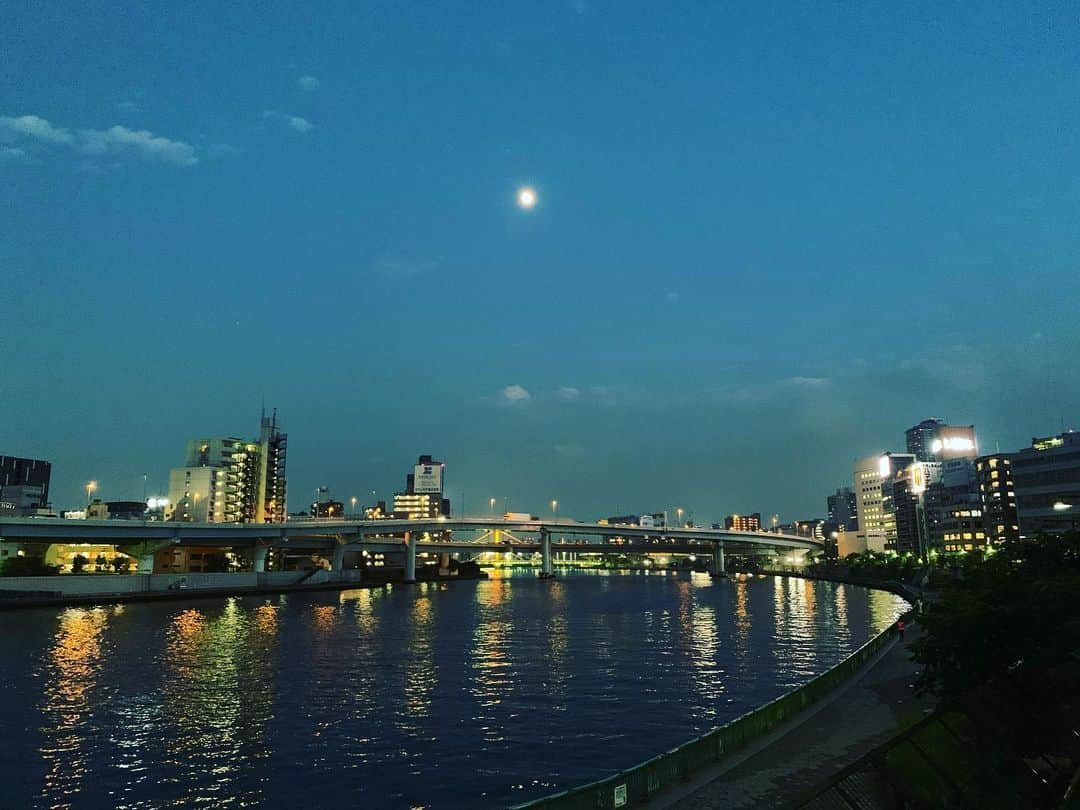 一三さんのインスタグラム写真 - (一三Instagram)「7月の終わりの隅田川の畔にて。」7月31日 19時14分 - ichizou.co.jp