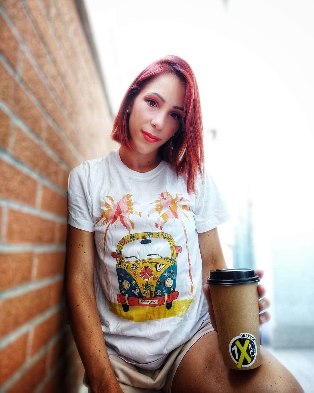 ニコーレ・デラ・モニカのインスタグラム：「Amo il caffè, ma questa volta nella tazza di @onexyou_ c'era questa bella t-shirt in 100% cotone! Il caffè ce lo metto io più tardi, ma intanto non posso non farvela vedere 💙 merita un like solo per la fantasia del packaging e io lo merito per il mio impegno nel truccarmi apposta per le foto 🤣🤩🔥  #oneforyou #1foryou #coffecup #tshirt #loveit #makeupbyme」
