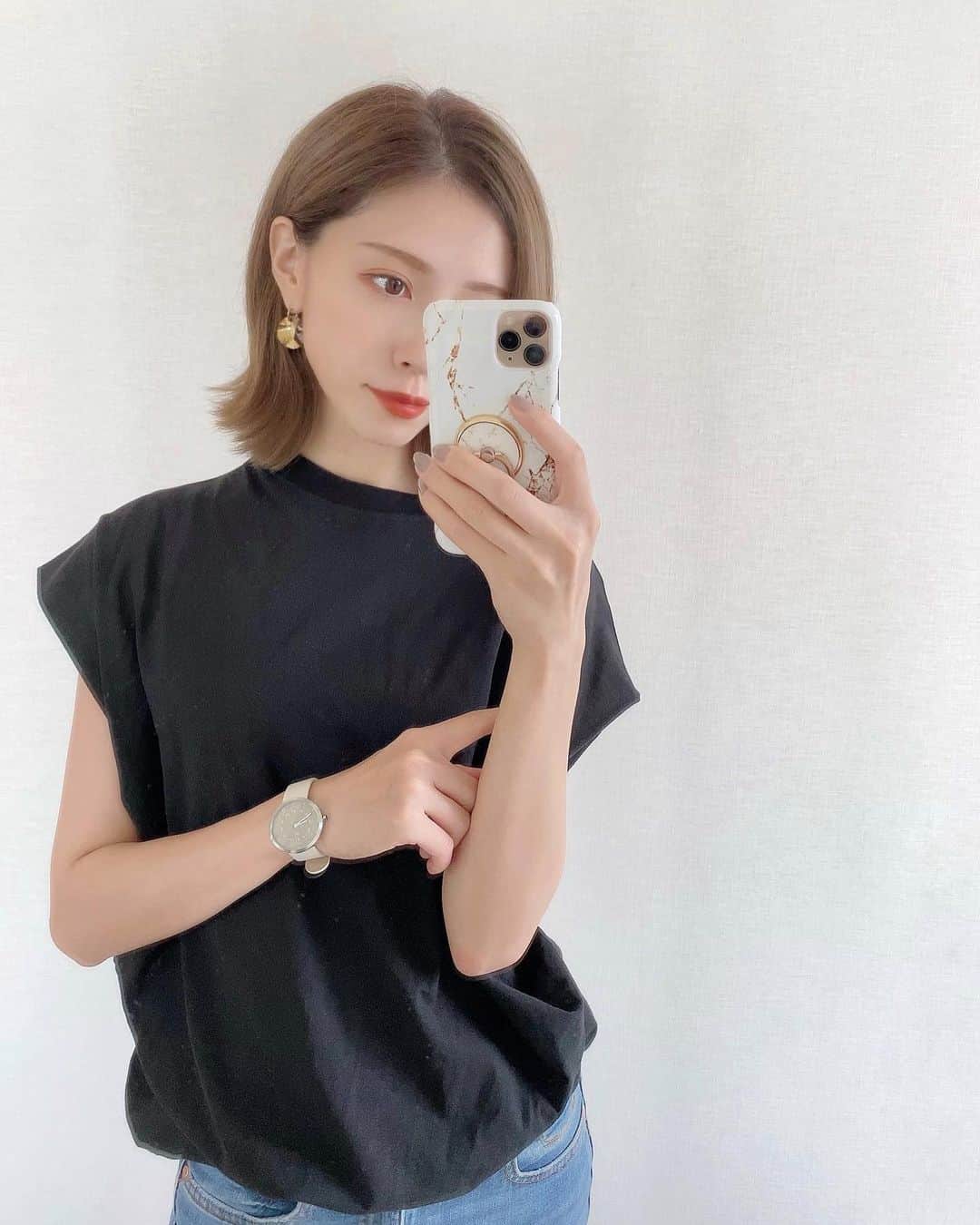 石黒美帆のインスタグラム：「*﻿ 今日は矯正に行くだけだったので﻿ とってもラフな格好😊﻿ ﻿ ﻿ tops#rustal @rustal_official  pants#zara﻿ watch#mavenwatches @mavenjapan ﻿ ﻿ ﻿ ﻿ 肋骨の左右差が気になっていて矯正に通い始めたんですが、なんと寝方のせいですごい歪んでいたらしく😭﻿ とにかく仰向けで寝るようにしたら だいぶ良くなっていました♡﻿ 歪みが気になる方はまず仰向けで💤﻿ ﻿ ﻿ ﻿ #fashion#fashionstyle#fashiongram#instafashion#outfit#ootd#dailylook#패션#오오티디#ファッション#コーデ#ラスタル#マベン#マベンウォッチズ#大人カジュアル#シンプルコーデ#夏服#夏コーデ#腕時計」