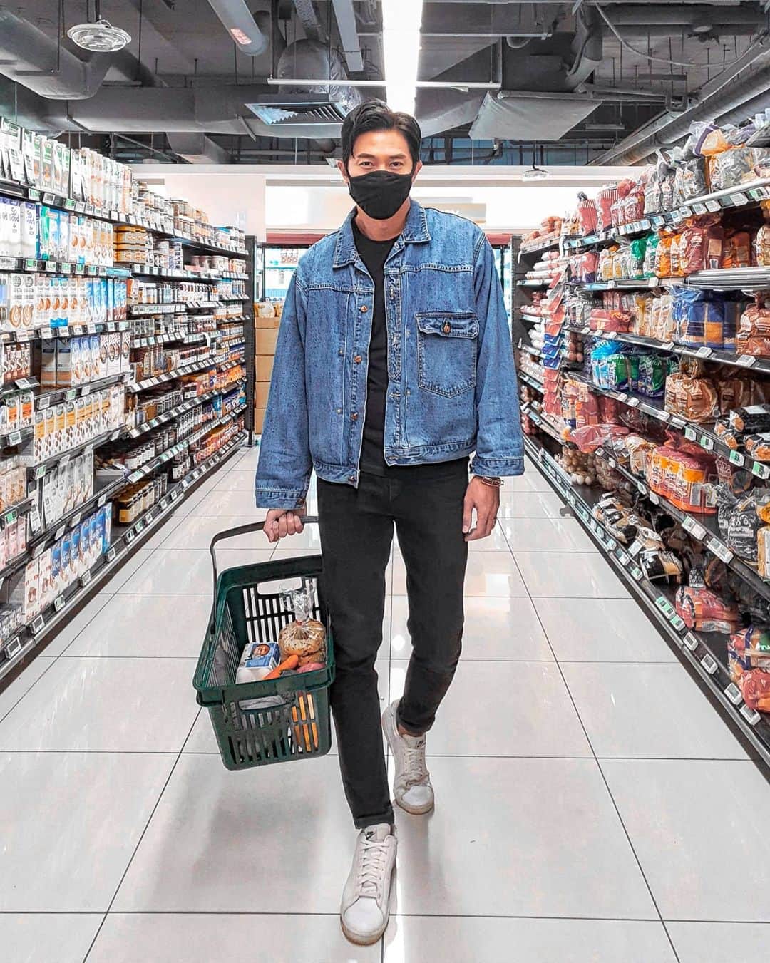 デスモンド・タンのインスタグラム：「Grocery shopping day. 🛒 What's your style? For me, I plan out and buy only what I need because I really don't like to thrash expired or perished food. It's awful feeling for me to throw food away! I reduce food waste by simply not over-buying, how about you?   As part of my YED2020 100% zero waste challenge, one of my goals is to reduce food waste. Some actionable ways are to not over-order food for parties or even our regular hawker meals. Do you know that Singapore generated around 744 million kg of food waste in 2019? Yes, 744 million kg! 😱   Anyway, I'm really glad that I embarked on this meaningful challenge and shared my journey with you. I hope that this somehow inspired you to begin your unique journey in using your own reusables and also to reduce food waste as much as possible. Share your story with me alright? 😊   Visit http://cgs.gov.sg/yed to find out more ideas.  #YED2020 #YouthfortheEnvironmentDay」