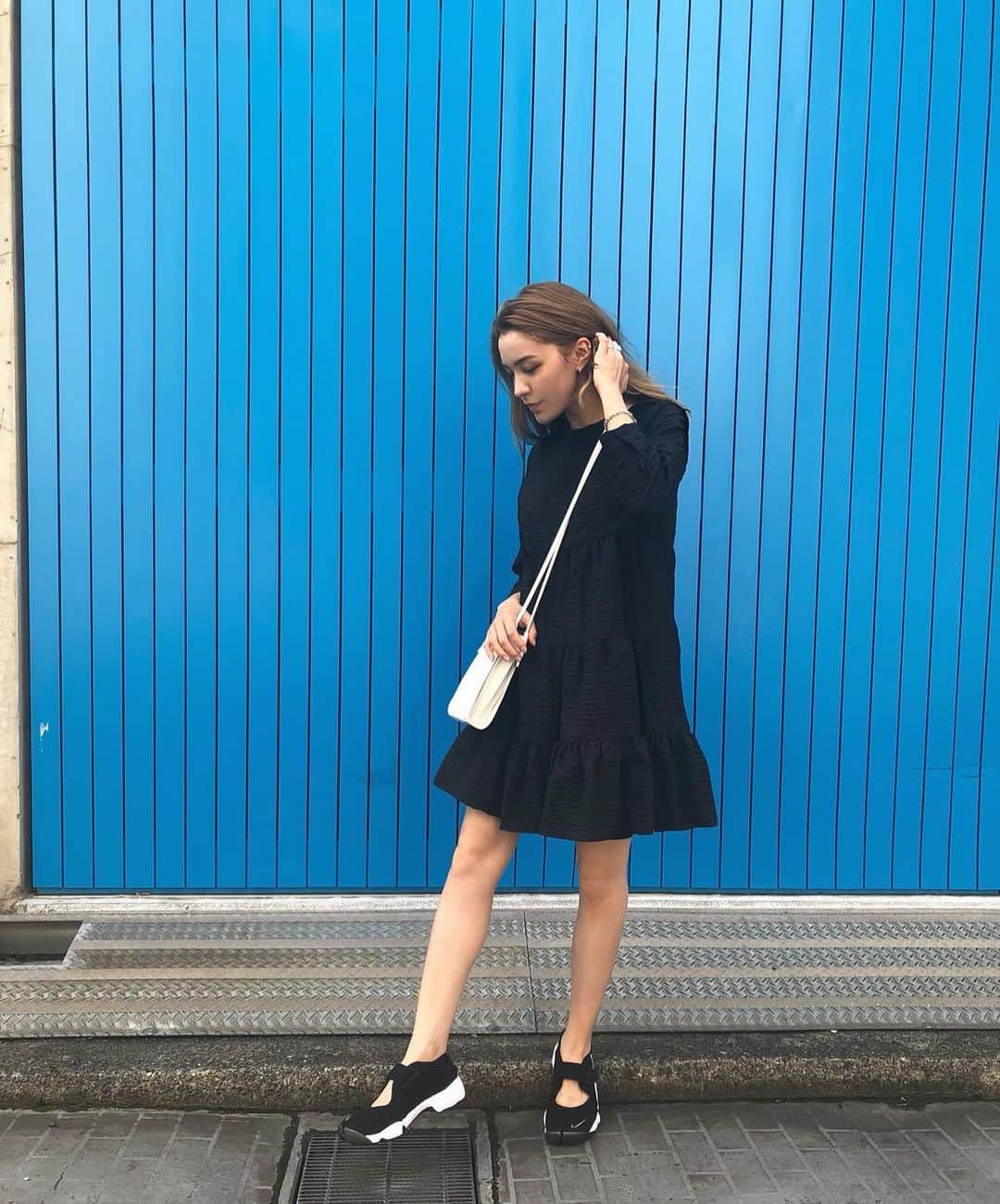 ステファニーのインスタグラム：「🖤🤍 フワッと広がるワンピースは 着るだけで気分がいいねっ。」