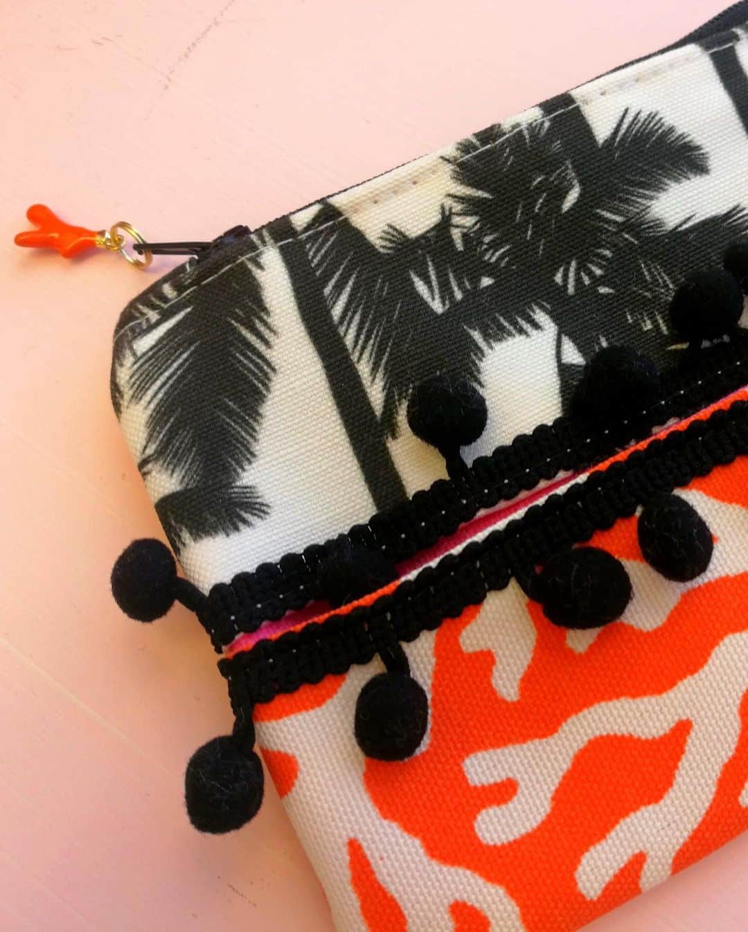 Moco Lima Hawaiiさんのインスタグラム写真 - (Moco Lima HawaiiInstagram)「Pom Pom Mini Tote Orange & Tissue Pouch Set, Made by Moco  今だけお得なトートバッグ&ティッシュポーチのセット販売です♡ ティッシュ入れ付きのポーチとトートバッグの裏地を合わせて作ってみました。オレンジコーラルデザインは夏にピッタリです🧡  #orange#corals#summer#black#limitededition#summertime#matching#color#palmtrees#hawaii#mocolima#designer#mylife#myfeelings#love#smile#goodnight#nighttime#sleep#sleepy#friday#モコリマハワイ#オレンジ#コーラル#今週の目玉商品#販売中#おやすみなさい  Open Every Friday 1-5pm」7月31日 19時17分 - mocolimahawaii