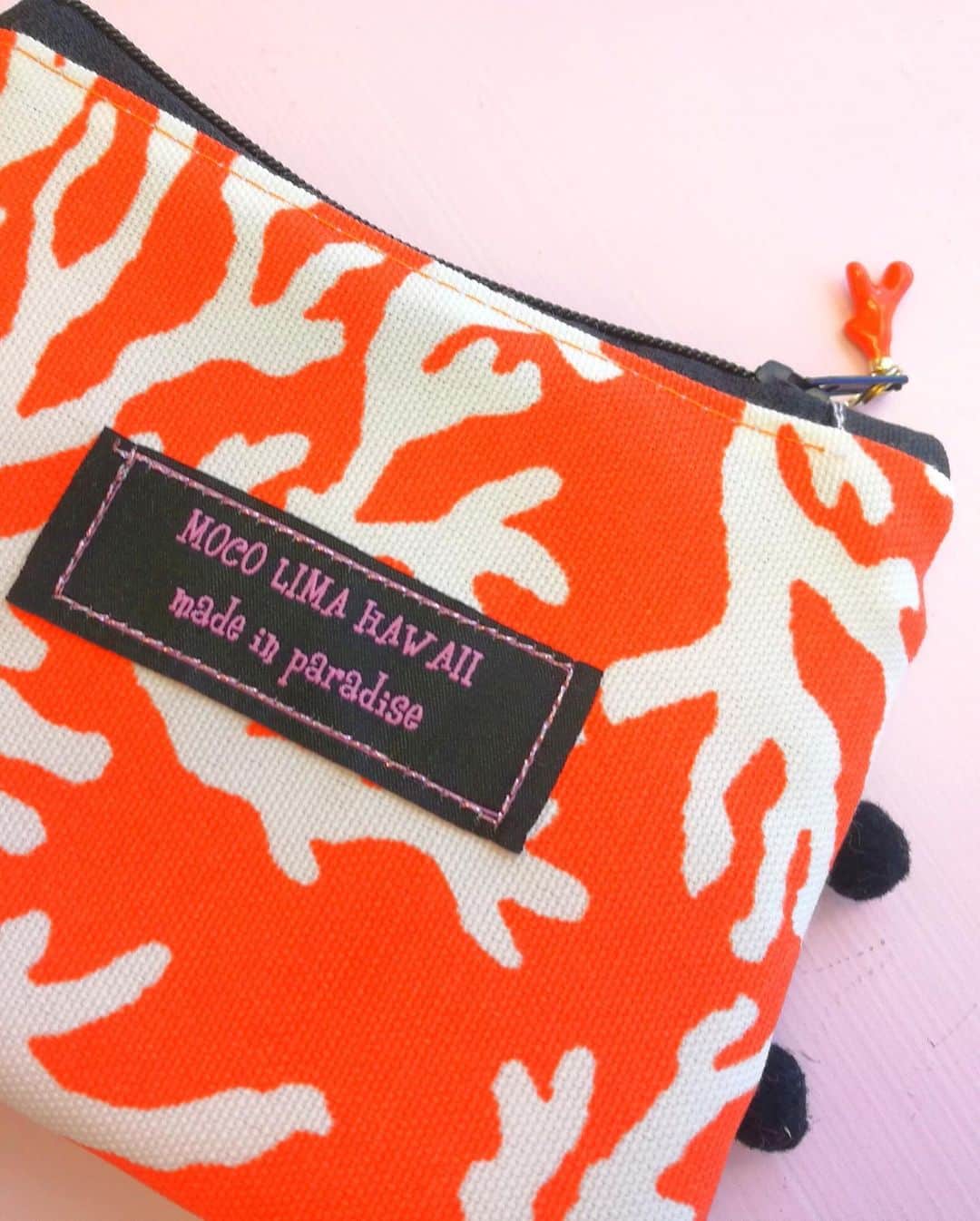 Moco Lima Hawaiiさんのインスタグラム写真 - (Moco Lima HawaiiInstagram)「Pom Pom Mini Tote Orange & Tissue Pouch Set, Made by Moco  今だけお得なトートバッグ&ティッシュポーチのセット販売です♡ ティッシュ入れ付きのポーチとトートバッグの裏地を合わせて作ってみました。オレンジコーラルデザインは夏にピッタリです🧡  #orange#corals#summer#black#limitededition#summertime#matching#color#palmtrees#hawaii#mocolima#designer#mylife#myfeelings#love#smile#goodnight#nighttime#sleep#sleepy#friday#モコリマハワイ#オレンジ#コーラル#今週の目玉商品#販売中#おやすみなさい  Open Every Friday 1-5pm」7月31日 19時17分 - mocolimahawaii