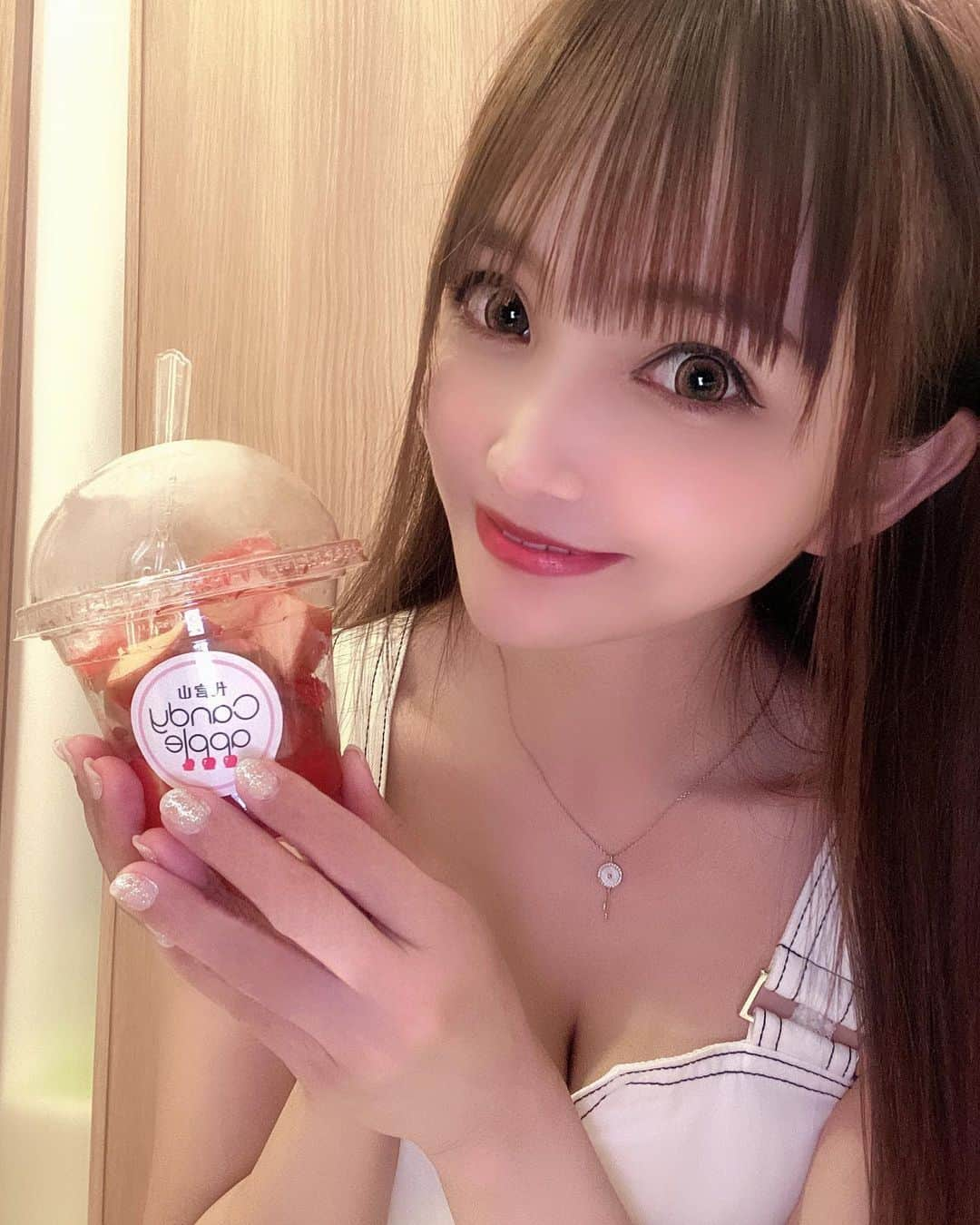 宇佐美あいりさんのインスタグラム写真 - (宇佐美あいりInstagram)「ずっと気になってたキャンディーアップル🍎へりんご飴を買いに行ってきた♡恋つづで流行ってずっと食べたかったからやっと食べれて嬉しい🤗おいしかった🍎💕テイクアウトだから丸ごとりんご🍎の方ぢゃないけどカットの方は食べやすくてよかったよん☺️✨  #代官山キャンディーアップル #代官山りんご飴 #りんご飴専門店 #代官山カフェ #代官山スイーツ #pr #トリドリベース#ドラマ#恋つづ#恋はつづくよどこまでも#佐倉七瀬#上白石萌音#天堂浬#佐藤健#sweets#テイクアウト#代官山#instadaily#instalike#igers #selfie#instagood#pleaselike#followme#japanesegirl」7月31日 19時18分 - airi.usami_official