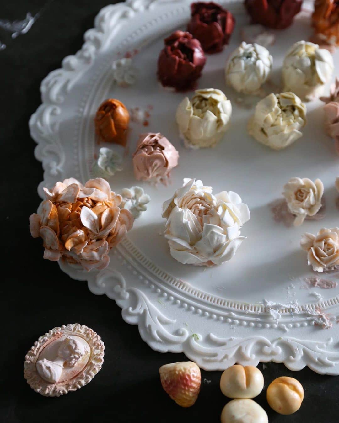 청담 수케이크 (atelier soo)さんのインスタグラム写真 - (청담 수케이크 (atelier soo)Instagram)「ㅡ 지난주말에 Sooclass Basic 4 🔱 ㅡ #flower #cake #flowercake #partycake #birthday #bouquet #buttercream #baking #wilton #weddingcake ㅡ www.soocake.com vkscl_energy@naver.com」7月31日 19時19分 - soocake_ully