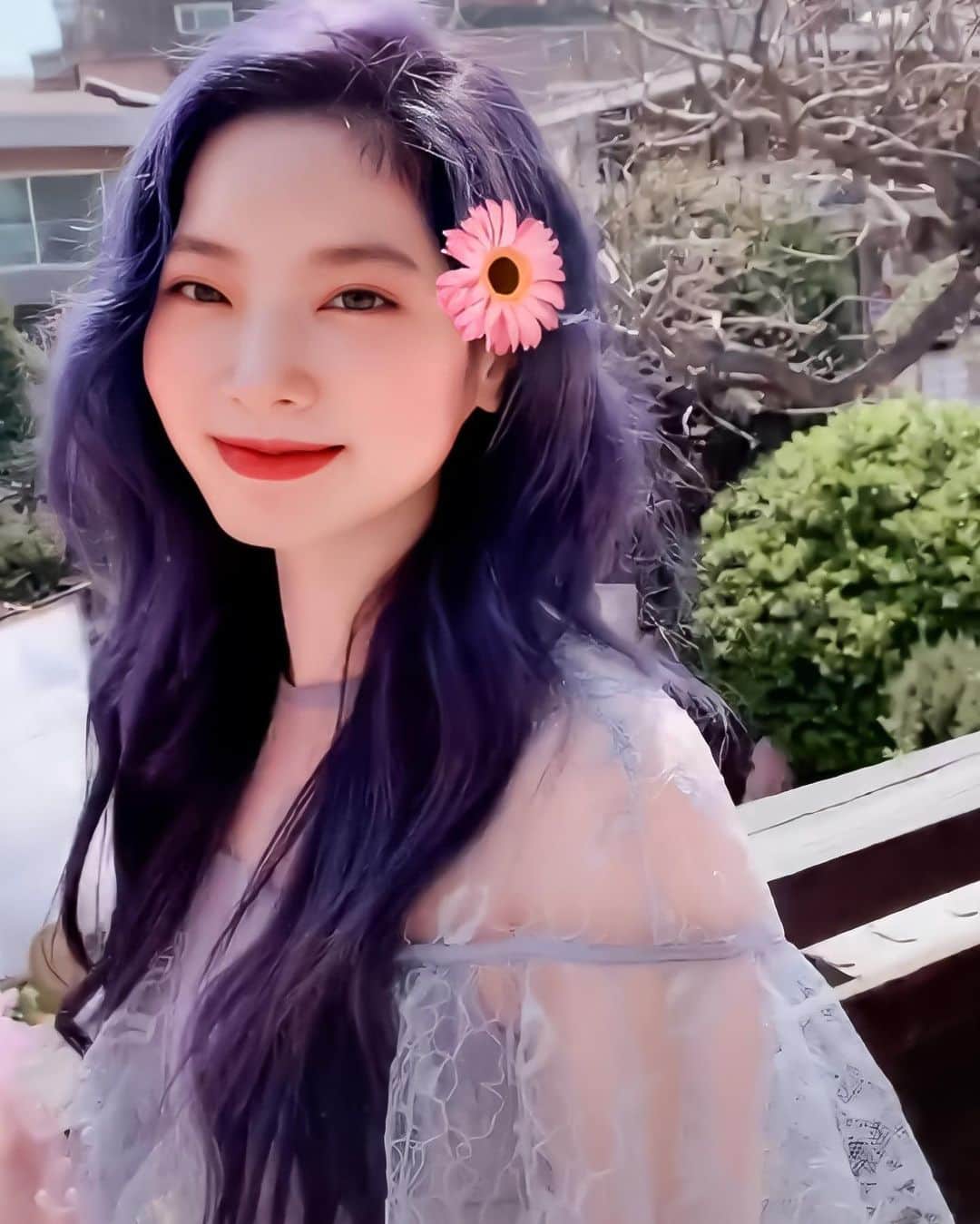 ダヒョンのインスタグラム：「i see two flowers (✿^‿^)」