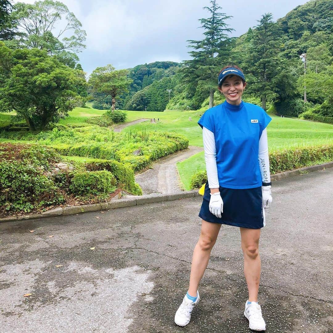 依吹怜さんのインスタグラム写真 - (依吹怜Instagram)「鮮やかなブルーのウエアでラウンド💙🏌️‍♀️⛳️﻿ スポーティー具合がとってもお気に入りなのです◎﻿ @junandrope ﻿ ﻿ 【武井壮のゴルフコロッセオ】の番組やっていた頃、それはそれはお世話になった、﻿ 懐かしのマグレガーCCに来ました！﻿ ﻿ た、楽しかった...﻿ ゴルフって本当楽しむものだわ〜😂💕﻿ ﻿ あの頃もお世話になった、﻿ @matsukenhoriken さんのアドバイスが的確すぎて、めっちゃ上手くなったんじゃないかって勘違いをしたよ🤣🤣🤣爆﻿ ﻿ もっと上手くなりたい〜😍﻿ ﻿ #依吹怜の目指せゴルフコロッセオ  #足があざだらけなのは #キックの練習の証です🤣爆」7月31日 19時20分 - ibukirey