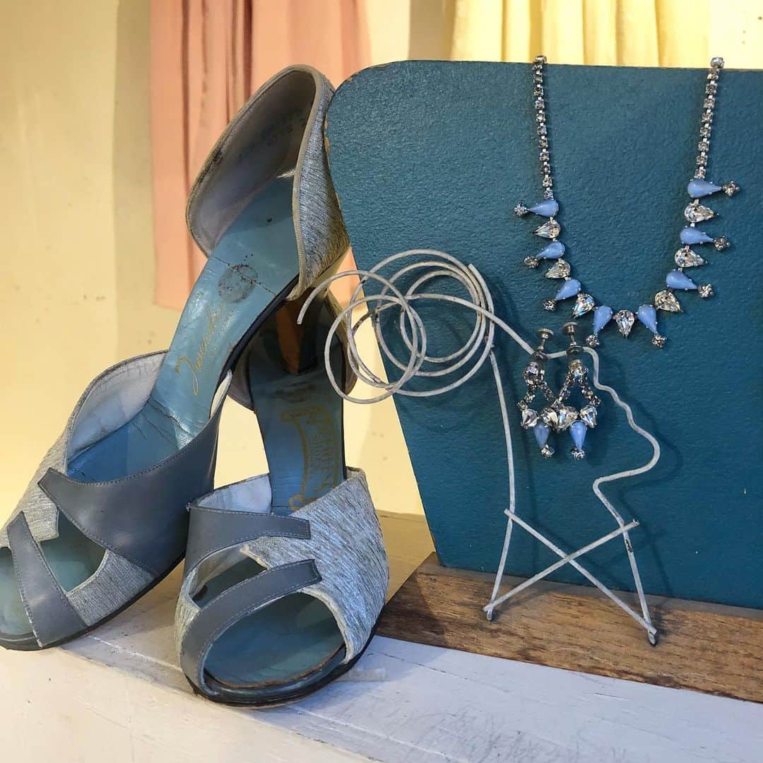 NUTTY Vintage&Collectibleのインスタグラム：「💠RECOMMEND VINTAGE💠  ☑︎vtg jewelry  クラウンのようなデザインが素敵な、カボションカットが美しいカットグラス🥂のnecklace&earrings セール期間中、vintage jewelryはなんと対象外なしで全て10%OFFになります🎁  🛒〜〜〜〜〜〜〜〜〜〜〜 SUMMER SALE LINE UP 〜〜〜〜〜〜〜〜〜〜〜〜🛒 🎟30%~50% OFF TICKET SALE 💎VINTAGE JEWELRY : EVERYTHING 10%OFF 🛀EVERYTHING ¥1000 BATHTUB 📮ONLINE STORE SHPPING FREE 〜〜〜〜〜〜〜〜〜〜〜〜〜」