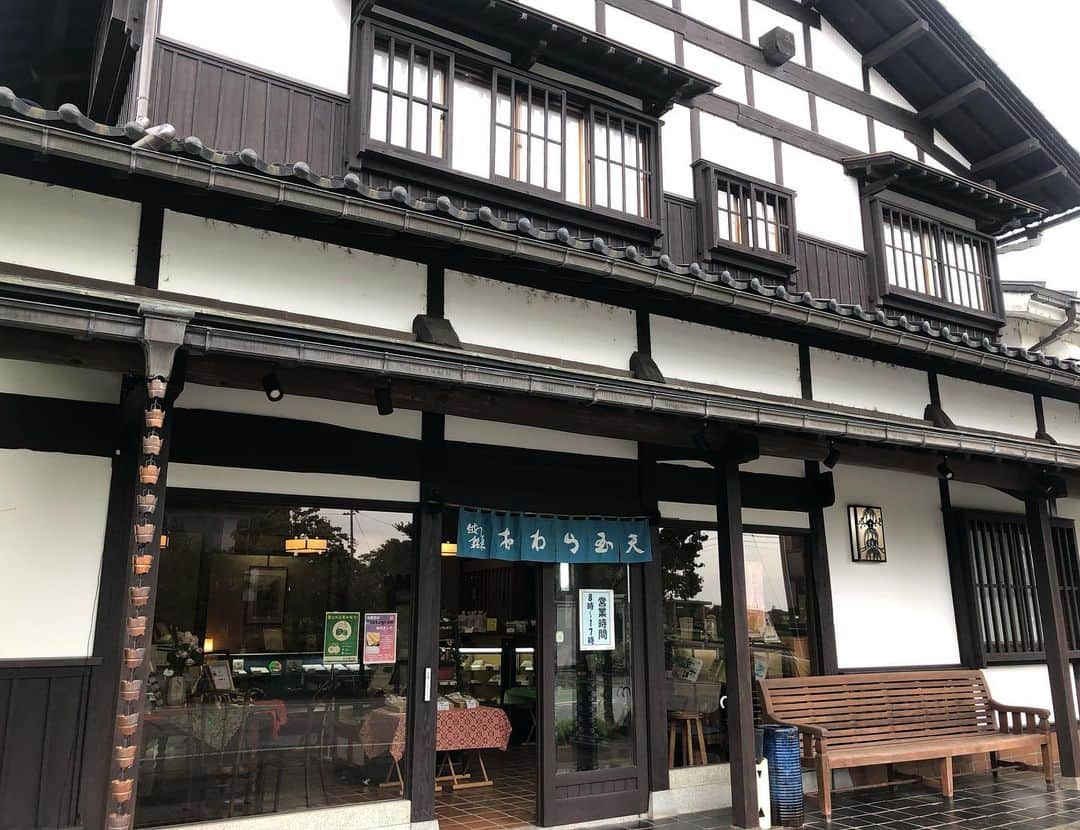 三宅智子さんのインスタグラム写真 - (三宅智子Instagram)「富山市八尾の銘菓　林盛堂本店さんの元祖おわら玉天！  今回は、特別に焼き立てをいただきました！  外側は、卵黄の香ばしい風味で、中はふわふわととろける食感で、美味しかった♪  YouTubeに食べる動画公開してます！  皆様、是非ご覧下さい！  #おわら玉天 #林盛堂本店 #林盛堂おわら玉天 #富山市八尾 #youtube #三宅智子 #動画公開中」7月31日 19時25分 - tomoko1121m