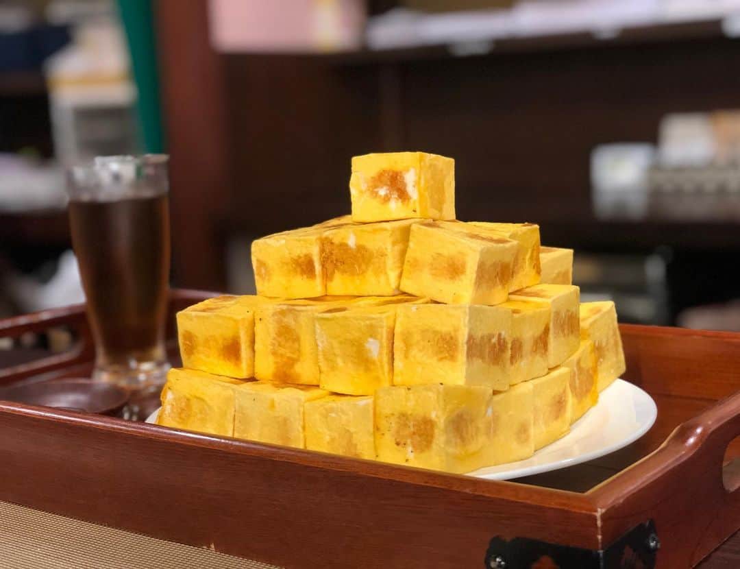 のインスタグラム：「富山市八尾の銘菓　林盛堂本店さんの元祖おわら玉天！  今回は、特別に焼き立てをいただきました！  外側は、卵黄の香ばしい風味で、中はふわふわととろける食感で、美味しかった♪  YouTubeに食べる動画公開してます！  皆様、是非ご覧下さい！  #おわら玉天 #林盛堂本店 #林盛堂おわら玉天 #富山市八尾 #youtube #三宅智子 #動画公開中」