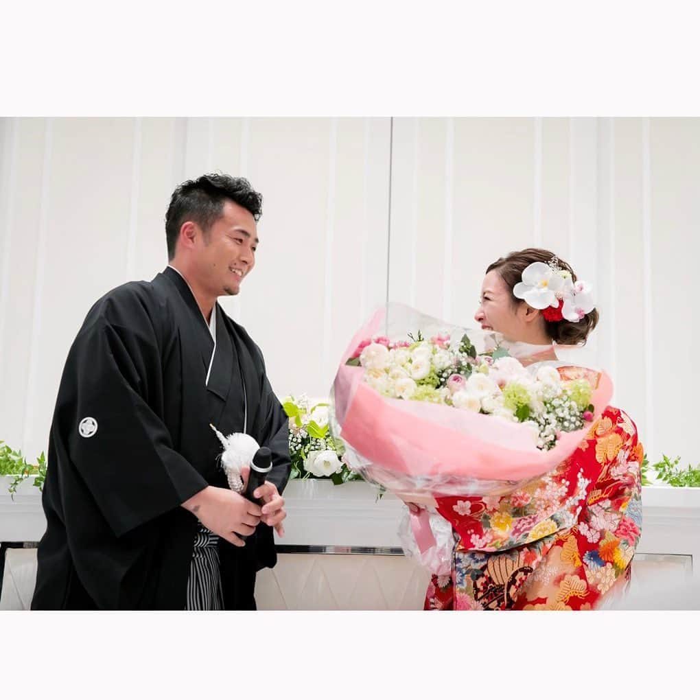 笹丘明里さんのインスタグラム写真 - (笹丘明里Instagram)「. わたしたちが結婚式を挙げた 《アルカンシエル 南青山》さん @arcenciel.minamiaoyama @arcenciel.wedding から、 〝結婚式がコロナの影響を受けて しまったカップルさんたちを、 少しでも元気付けられたら〟という おはなしをいただきました💍💐 . 結婚式は、準備が本当に本当に大変で 考えることがたくさんありますが、 プランナーさんをはじめ スタッフの 皆さまのお力添えのおかげで、 頑張って準備してきたことが 家族や ゲストの皆さまの笑顔に繋がり、 最高に幸せで 楽しい１日となりました😊🤝🌸 . 当日の様子は🕊Wedding News🕊と 💍ウエコレ💍という 結婚準備の 人気アプリサイトさんのほうに まとめていただいたり、取材をして いただいていますので、よろしければ ぜひ、インスタのトップページにある リンクからチェックしていただけたら とてもとても嬉しいです😊🙏♥️ . １組でも多くのカップルさんが、 幸せで、そしてなにより安全に 結婚式を迎えられますよう 心から、 心から願っています。 . 💍ウエコレ @wecolle 🕊weddingnews @weddingnews_editor 👰#akari_bridal [26] . #アルカンシエル #結婚式 #アルカンシエル南青山 #wedding #卒花嫁 #卒花嫁レポ #プレ花嫁 #卒花 #結婚式準備 #bride #結婚 #結婚式diy #結婚式延期 #diy #サプライズ #和装 #ウエディングケーキ #結婚式前撮り #色打掛 #花嫁diy#ウエディングドレス  #アルカン花嫁 #weddingdress#결혼식 #花嫁 #ブーケ #ウエルカムボード #体重米 #笹丘明里 @takamibridal」7月31日 19時28分 - akari_sasaoka