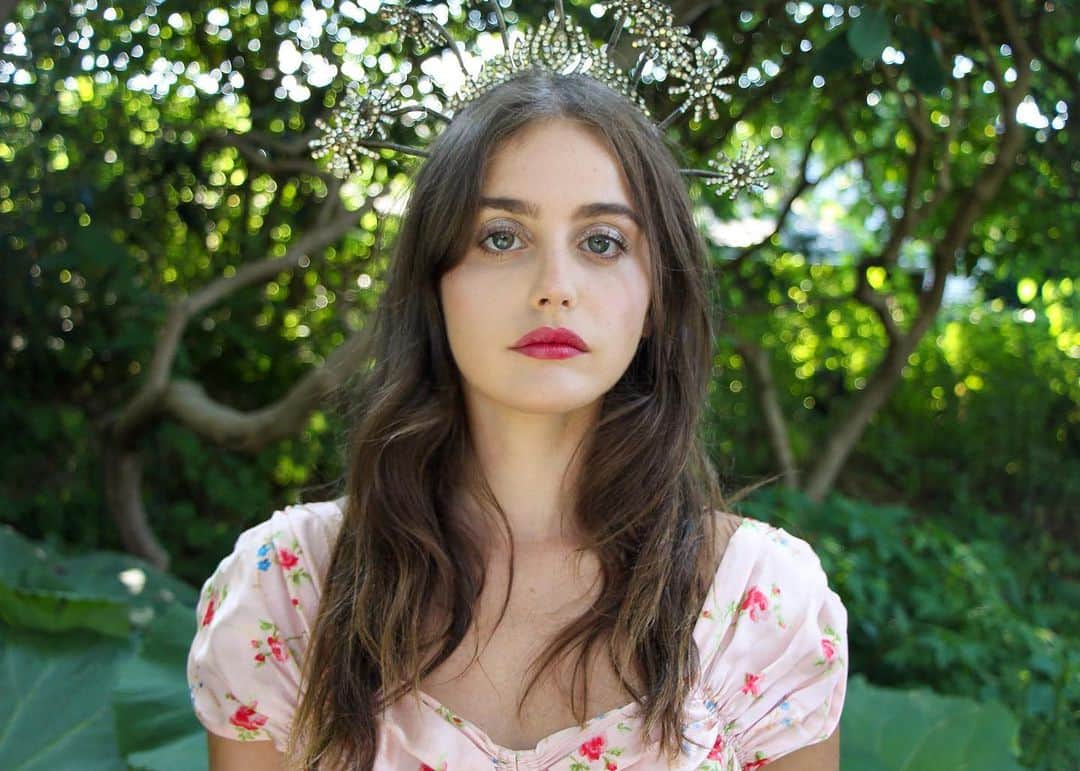 ジル・スチュアートのインスタグラム：「Put on a tiara and dress up with @jillstuartbeauty! Give yourself that confidence boost we all need and treat yourself like a queen 👑   Featuring my daughter @sophielanecurtis wearing our JILL STUART Lip Blossom in “melty rose” and Jelly Eye Color in “diamond snow” 🦋  Camera 📸: @itsfurtun Location: @madoogardens   #jillstuart #jillstuartbeauty #lipblossom #jellyeyecolor #summermakeup」