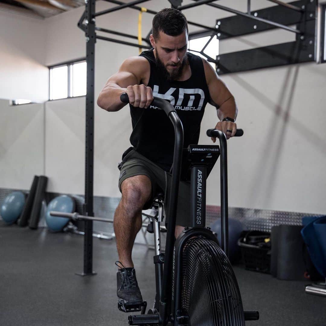 ジェイコブ・ダルトンのインスタグラム：「This machine right here straight up sucks 😂 But @kagedmusclesupps pre kaged helps me get through it. Hope everyone has a great Friday and weekend!  #FlexFriday #KagedMuscle  📸 @bigvicmedia」