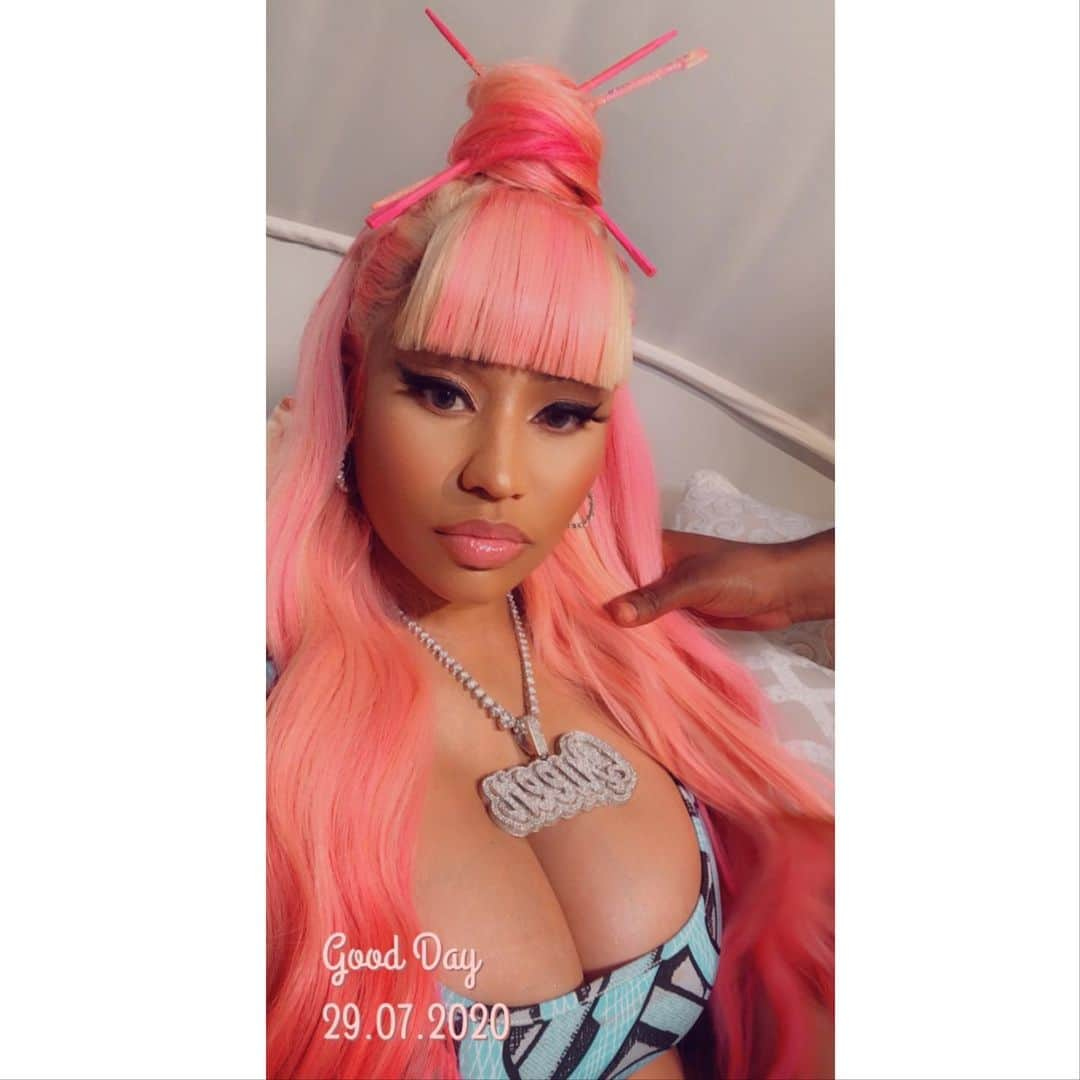 ニッキー・ミナージュさんのインスタグラム写真 - (ニッキー・ミナージュInstagram)「Strawberry shortcake hair. Chinese bangs. Wit my 2 braids. Aye! #MoveYaHips out now link in bio 🍓」8月1日 0時59分 - nickiminaj