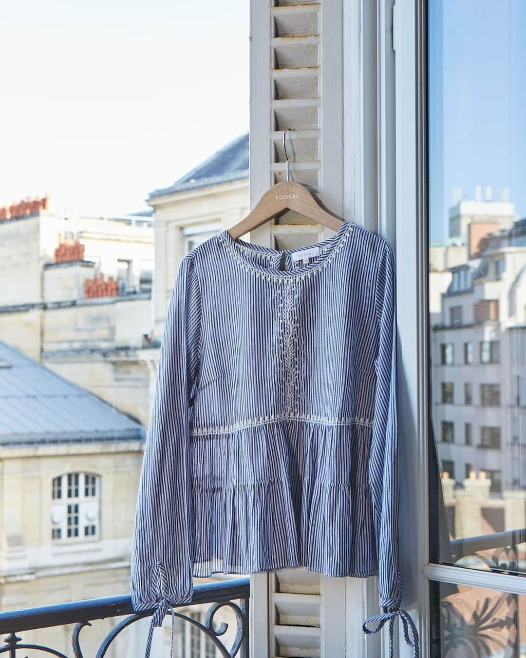 クーカイのインスタグラム：「Des broderies et encore des broderies avec la blouse Iris.  #kookai #broderies #blouses」