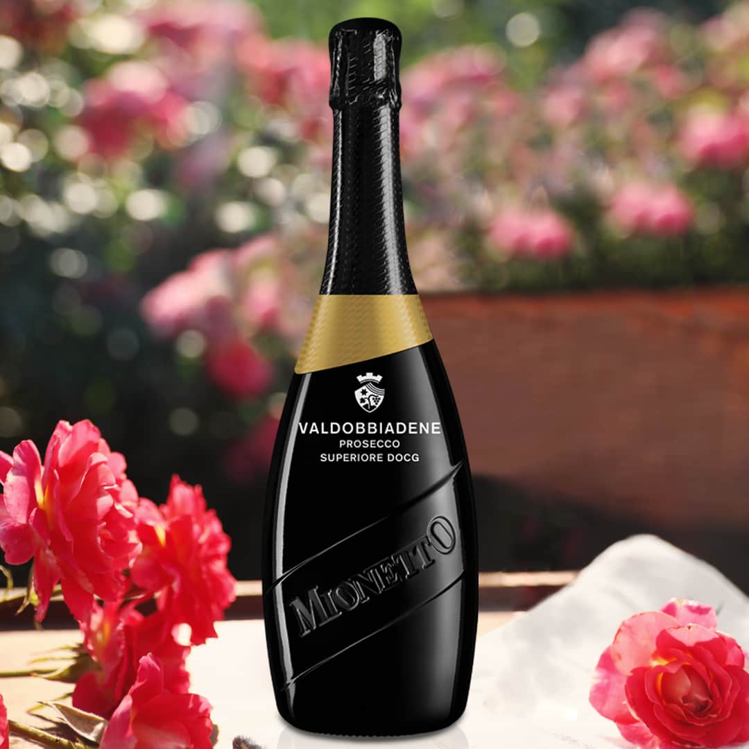 Mionetto Proseccoのインスタグラム：「In una calda sera estiva, l’ideale è un calice fresco di Valdobbiadene Prosecco Superiore DOCG - Luxury Collection.⁣ Visita il nuovo e-shop Mionetto per acquistarlo e riceverlo direttamente a casa⁣ 👉 Link in Bio🍾⁣ #mionettoprosecco #mionettoinsieme #mionettoeshop⁣ ⁣ Bevi Mionetto responsabilmente」
