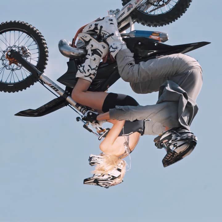 アレキサンダー・ワンのインスタグラム：「They love the way I ride it.」