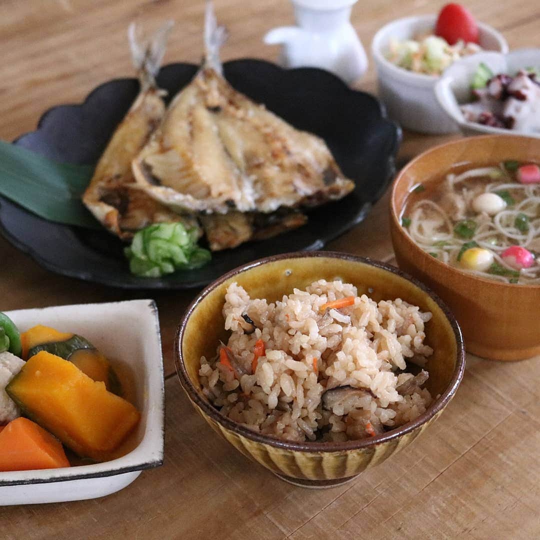 yunaさんのインスタグラム写真 - (yunaInstagram)「♩ #レシピあり #まとめて投稿 #ひとりごはん . . 🍚かしわ飯(レシピ↓) アジの干物 にゅうめん かぼちゃの煮物 タコ刺し コールスローサラダ . . 🍚オムライスデミソース 冷しゃぶサラダごまだれ コーンスープ キウイ🥝 . . 🍚【かしわめし】 . . 🥕【材料】 米　２合 鶏モモ肉　1/2枚 人参　1/3本 ごぼう　1/2本 干しシイタケ　２～３枚 〇醤油　小さじ１ 〇酒　小さじ１ 〇砂糖　小さじ１ ★醤油　大さじ１．５ ★みりん　大さじ２ ★酒　大さじ２ ★砂糖　大さじ1/2 ★顆粒出汁　大さじ1/2 ごま油　大さじ1/2 . . 🥕【つくりかた】 ①干しシイタケはぬるま湯約１５０ｍｌにつけておく。戻し汁は捨てずにとっておく。人参は千切り、ごぼうはささがき、鶏もも肉は１センチ角に切る。戻したしいたけは細切りにする。米は洗ってざるにあげておく。  ②バットやボウルに鶏もも肉を入れ、〇を入れて混ぜる。人参、ごぼう、しいたけも入れて全体によく混ぜる。  ③炊飯器に米を入れ、★を入れる。しいたけの戻し汁も入れる。水を２合のメモリまで入れて混ぜる。ごま油を回しかける。  ④具材をのせる。混ぜないでください。炊飯スタート！炊き上がったら混ぜてくださいね。 . . ☝【コツ・ポイント】 . ごま油を入れるのがポイントです♪ . . #yunaご飯#lin_stagrammer#kurashiru#delistagrammer#Japanesefood#ロカリキッチン#デリスタグラマー#クッキングラム#クッキングラムアンバサダー#タベリー#フーディーテーブル#Kissカメラ#iegohanphoto#てづくりごはん365#おうちごはん#おうちごはんlover#ママリクッキング#マカロニメイト#おうちごはん通信#キッチングラム#おうちカフェ#夜ごはん#晩ごはん#dinner#小石原焼#翁明窯元#レシピ」7月31日 19時41分 - yuna921