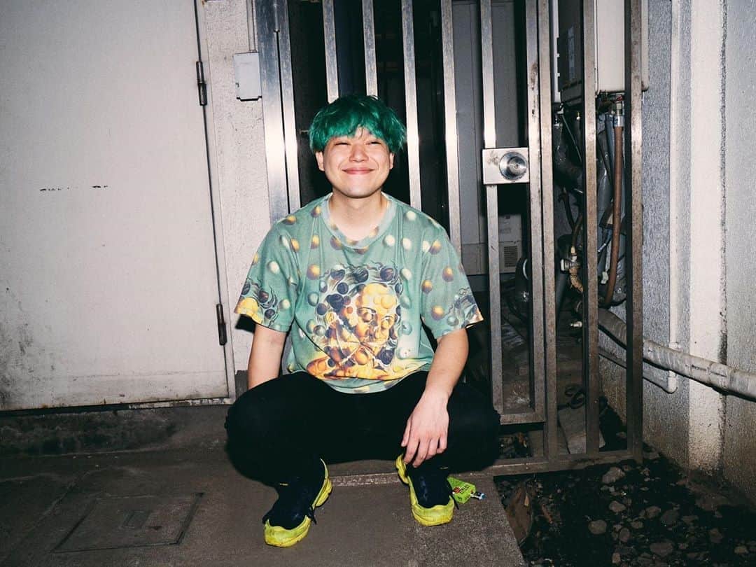 相馬トランジスタのインスタグラム：「たまにはこんな写真もあげます  #毎日笑顔日記 #路地裏の笑顔 #なんか怖い」