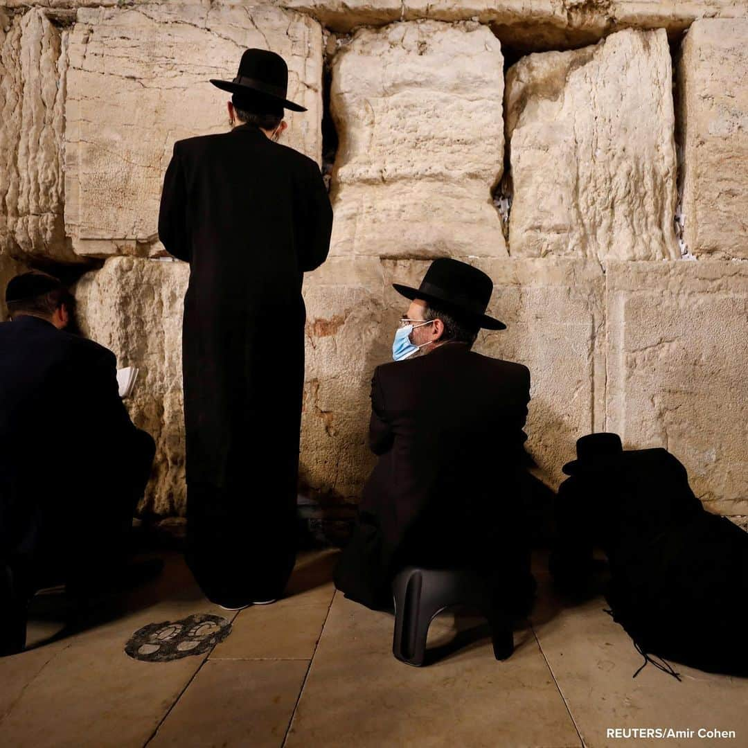 ABC Newsさんのインスタグラム写真 - (ABC NewsInstagram)「Worshippers pray on Tisha B'Av, a day of fasting and lament, that commemorates the date in the Jewish calendar on which it is believed the First and Second Temples were destroyed, at the Western Wall in Jerusalem's Old City. #jerusalem #religion」7月31日 19時33分 - abcnews