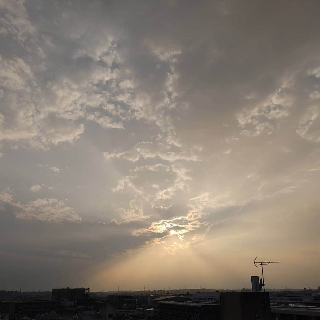 春山恵理さんのインスタグラム写真 - (春山恵理Instagram)「関東の梅雨明けまであと少し。 暑いのは嫌いですが、あまりにもどんよりとした天気が続くと体調も悪いし、気分まで滅入ってくる。  青い空と白い雲と青い海のコラボが早く見たいなぁ。今年の夏は見に行けるのかなぁ。  #空が好きな人と繋がりたい  #空の写真  #空が好き  #空が綺麗  #雲が好きな人と繋がりたい  #雲が好き #夕焼け #夕焼けが好き  #夕焼けが好きな人と繋がりたい  #自宅からの景色  #スマホ撮影  #神奈川県」7月31日 19時33分 - haruyamaeri