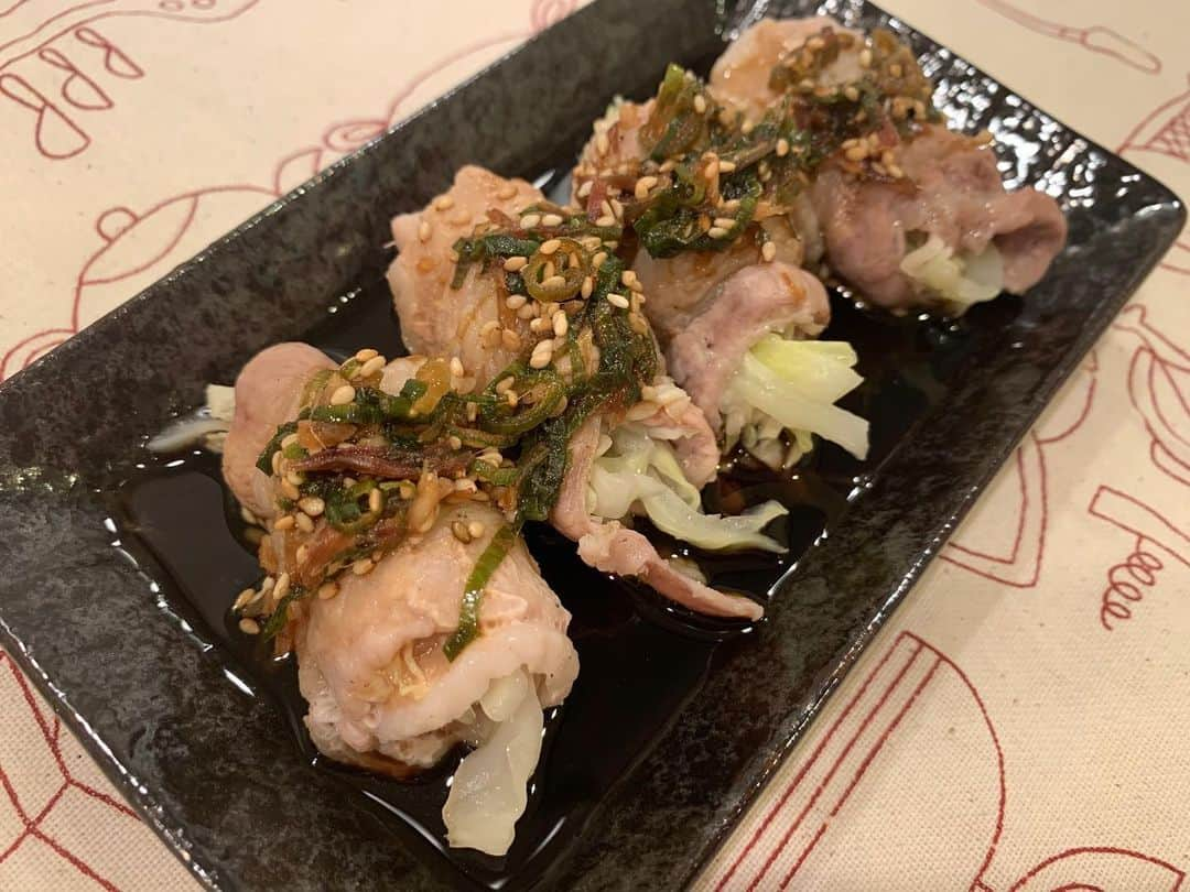 嶋梨夏さんのインスタグラム写真 - (嶋梨夏Instagram)「一人暮らしのご飯だと、キャベツとか豚肉ってちょっとずつ余っちゃう食材だから、何が作れるかなぁ？っていつも迷う🥺でもこれは電子レンジで作れちゃって簡単なのにめちゃくちゃ美味しくてタレがたまらなくて最高でした☺️💓《作り方★①キャベツを千切り、長ネギをみじん切り、ミョウガを薄く食べたい分だけ切ったら各々お水にさらしておきます②豚バラ肉に塩こしょうをまぶして、キャベツをのせてくるくる巻いたら、巻き終わりを下にして耐熱皿にうつしてお酒を少しまわしかけて、レンジで500W5〜6分チンします③長ネギ・ミョウガ・お醤油大さじ2・お酢大さじ1・お砂糖小さじ1・すりおろし生姜小さじ1・すりおろしニンニク小さじ1・白いりごま大さじ2分の1をボウルに入れて混ぜ合わせてタレを作ったら、豚肉巻きの上にかけて完成です👩🏻‍🍳✨》また作ろうーっと🥳✨✨✨ . . . . . #おうち時間 #stayhome #おうちごはん #自炊 #ごはん記録 #instafood #簡単ごはん #簡単レシピ #豚肉巻き #キャベツの豚肉巻き #豚肉レシピ #キャベツ #手作りタレ #アラサー女子 #丸顔 #ボブ #ぷに子 #ぽっちゃり #photooftheday #JAPAN #japanesegirl #avex #avexmanagement #instagood #followme #シマリカご飯 #しまりか手乗りごはん #ricashima #嶋梨夏」7月31日 19時48分 - shimarica_jp