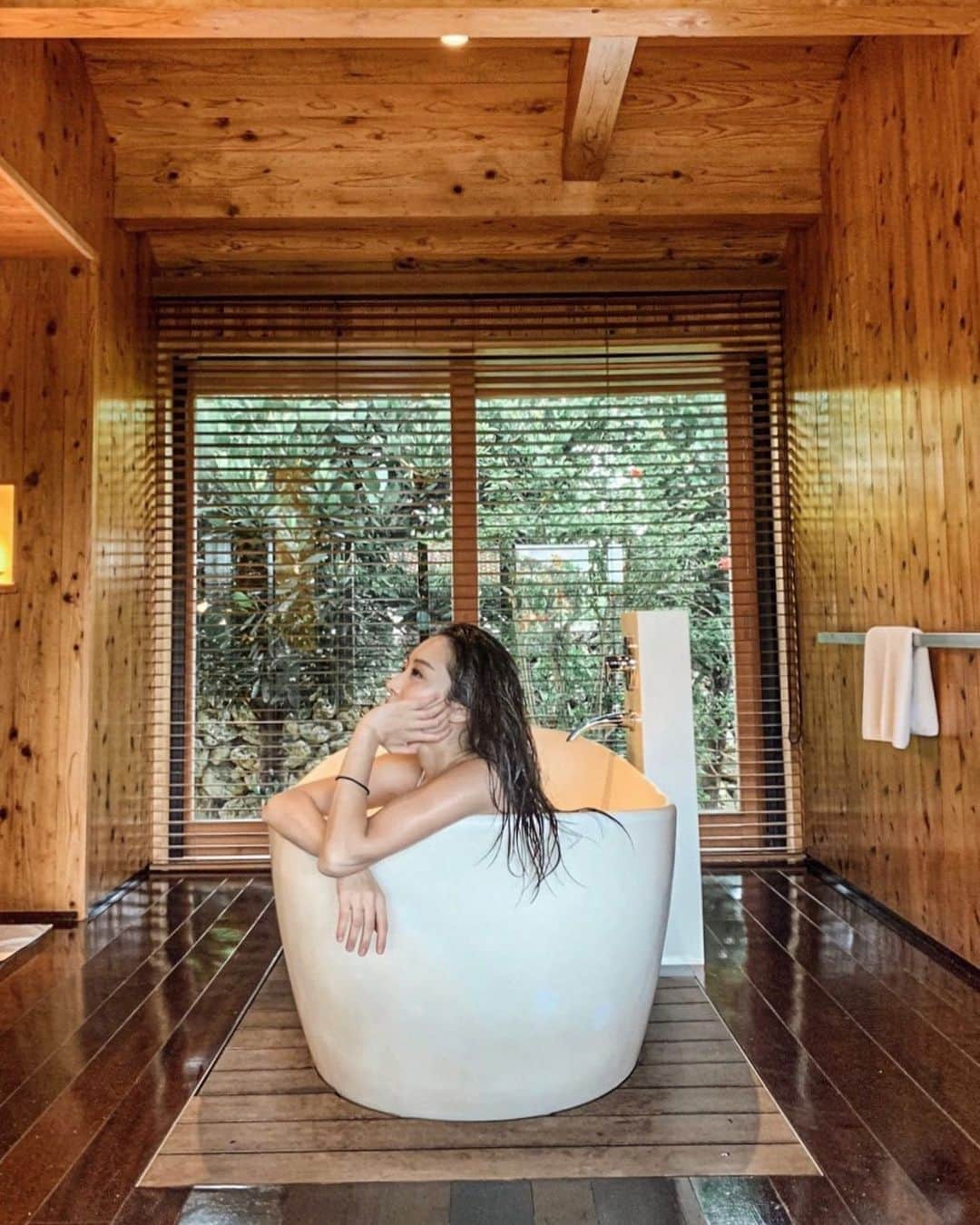 松林裕香さんのインスタグラム写真 - (松林裕香Instagram)「部屋で1番好きだった場所、お風呂🛀 部屋のど真ん中にあって開放的だからリラックスして何時間でも入れる☺️ . #星のや#星野リゾート#星のや竹富島#石垣島#離党#沖縄#竹富島#ファッション#服#カジュアルコーデ#シンプルコーデ#今日の服#今日のコーデ#2020SS#大人カジュアル#春夏コーデ#ホテル#集落#ハヤリタビ」7月31日 19時49分 - yukapiano_