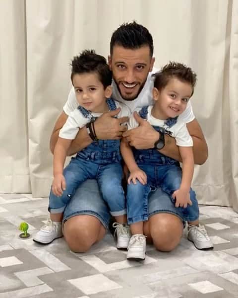 オマル・アッ＝ソーマのインスタグラム：「العيد هاي المرة عيدين.. عيد الاضحى وعيد ميلاد حمودي وعبودي،، كل عام وانتو وهما وكلنا بخير وامان يا رب ❤️」