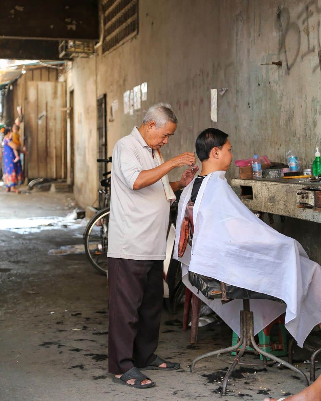 Shunsuke Miyatakeのインスタグラム：「A local barber at a backstreet of Phnom Penh.」