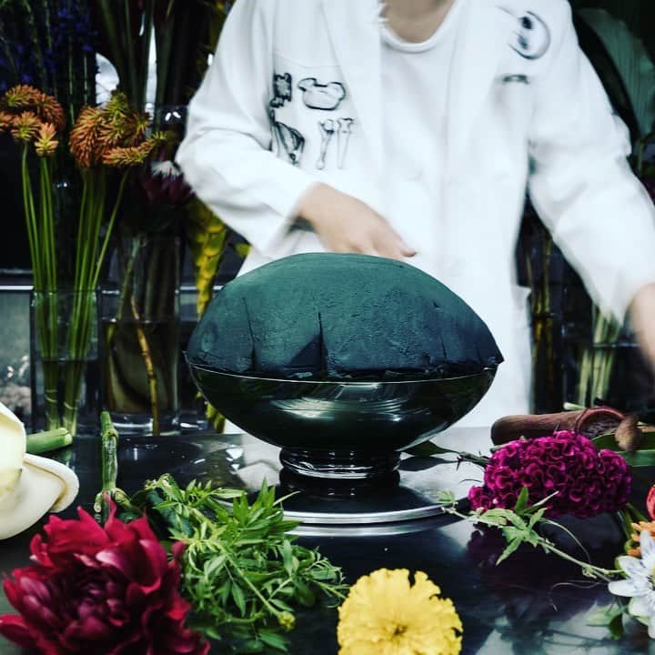 東信のインスタグラム：「Flowers #amkk #amkkproject #makotoazuma #azumamakoto #東信花樹研究所 #東信 #jardinsdesfleurs #shiinokishunsuke #flowerart #flower #flowers」