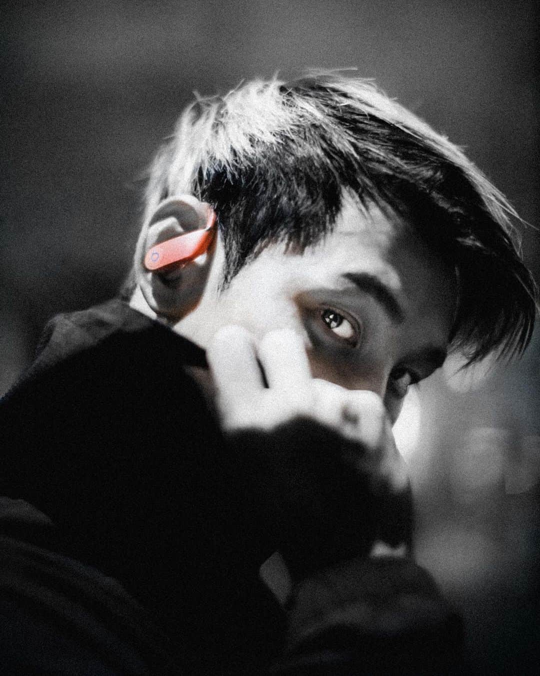 山中海輝のインスタグラム：「Powerbeats Proから4つの新色が出ました。 僕がつけているカラーはラバレッド 。 トレーニングやランニング時は特にこのPowerbeats Proでモチベーションを上げていきたいとおもいます！！  #Sponsored #PowerbeatsPro @beatsbydre」
