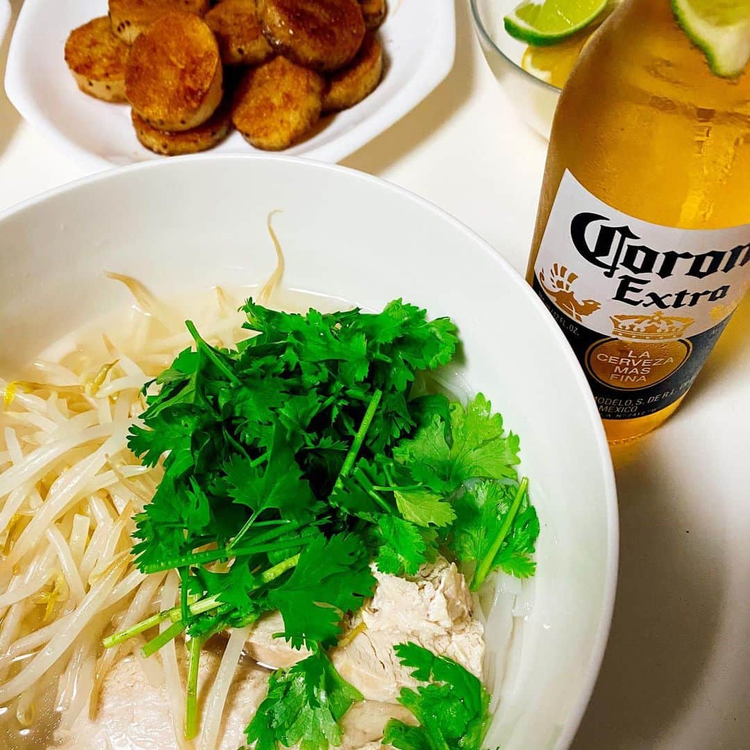 こまけいこのインスタグラム：「おうちごはん。  コロナビールが飲みたくて、フォーにしました。  合うー♪  パクチー山盛り。  奥にあるのはリュウジさんのレシピ、長芋のステーキ。  つまみに合うー♪  私の好みは子供に受け継がれる。  パクチーは苦手らしいけど。  #4連休2日目」