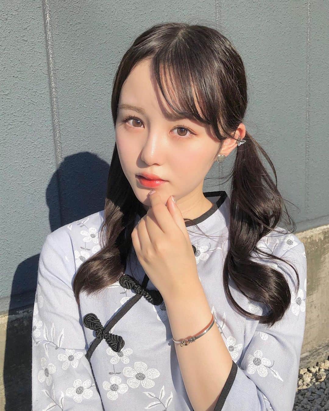 伊藤小春のインスタグラム：「・ 赤×オレンジ×ブラウンなティント🍒  #romand  #glastingwatertint 04のvintage oceanです♡  これ一本塗っただけなのに、 グロスを重ねたみたいな艶がでてすごい…  （直射日光が半端なかったために色素薄い系が偽装されております。笑）」