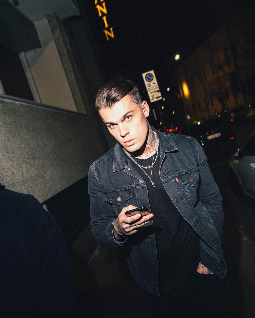 ステファン・ジェームスのインスタグラム：「Back to milan, heading to philipp plein fitting」