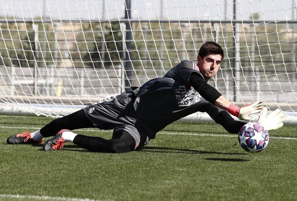 ティボ・クルトゥワのインスタグラム：「Cada vez más cerca... #ChampionsLeague #HalaMadrid」