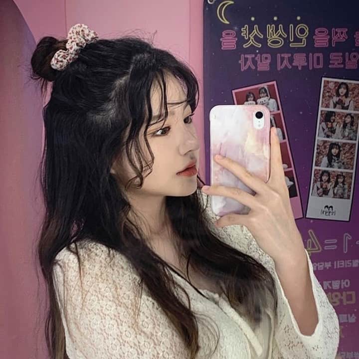 ハルハルさんのインスタグラム写真 - (ハルハルInstagram)「韓国で人気のトレンドヘア  히피펌（ヒッピーパーマ）に注目♡  あんにょん。 ハルハル編集部のAKIです🐣  いま、オシャレな韓国女子の間で流行っている 히피펌（ヒッピーパーマ）という髪型をご存知ですか？  人気の韓国アイドルも、この髪型に挑戦している方をよく見ます♡  히피펌とは、ふわふわしていて無造作なセットでぼさっと感があるヘアスタイルのこと。 他に「プードルパーマ」とも呼ばれているそうです🐩  パーマをかけなくても、アイロンやコテでチャレンジできます◎ ロングヘアでもボブっぽい髪型でも可愛くなれるので とってもおススメなヘアスタイルです𓂅 ˒˒  髪型を変えるだけでイメージもグッと変わるので、 ぜひ参考にしてみてね♡  DMでのお返事はなかなかできないので、質問などはコメントからお願いします！  たくさんのコメント待ってるね～ ‌  （もしよろしければ、この投稿を飛行機マークからシェアしてね♡）  ‌ 今回の可愛いお写真は、 以下の方からお借りしています♡ ‌ Thanks for… ‌  @yena_tc 님 @_11__18_ 님 @merry_fix 님  #ハルスタ や #ハルハル をタグ付けしていただくと、 ハルハルの記事やInstagramに投稿させていただく場合がございます ‌  #하루스타 #하루하루 를 태그 하시면 하루하루의 기사와 인스타그램에서 사용할 가능성이 있습니다  #韓国 #韓国好きな人と繋がりたい #韓国女子 #韓国トレンド #ヘアスタイル #ヘアアレンジ #ヒッピーパーマ #단발펌 #헤어스타일링 #헤어 #긴머리 #머리스타그램 #뷰티스타그램 #물결펌 #긴머리히피펌 #굵은히피펌 #트렌드」7月31日 20時00分 - haruharu_furyu