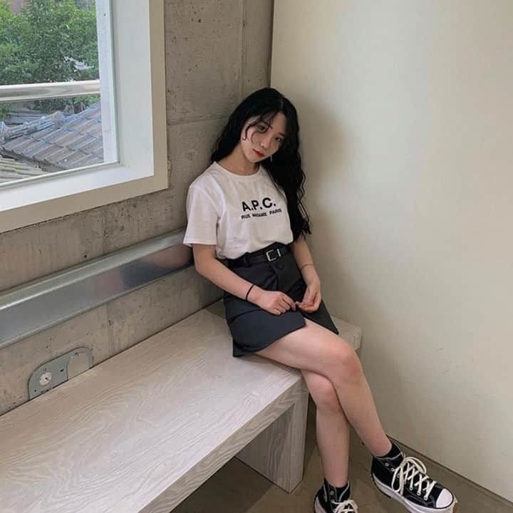 ハルハルさんのインスタグラム写真 - (ハルハルInstagram)「韓国で人気のトレンドヘア  히피펌（ヒッピーパーマ）に注目♡  あんにょん。 ハルハル編集部のAKIです🐣  いま、オシャレな韓国女子の間で流行っている 히피펌（ヒッピーパーマ）という髪型をご存知ですか？  人気の韓国アイドルも、この髪型に挑戦している方をよく見ます♡  히피펌とは、ふわふわしていて無造作なセットでぼさっと感があるヘアスタイルのこと。 他に「プードルパーマ」とも呼ばれているそうです🐩  パーマをかけなくても、アイロンやコテでチャレンジできます◎ ロングヘアでもボブっぽい髪型でも可愛くなれるので とってもおススメなヘアスタイルです𓂅 ˒˒  髪型を変えるだけでイメージもグッと変わるので、 ぜひ参考にしてみてね♡  DMでのお返事はなかなかできないので、質問などはコメントからお願いします！  たくさんのコメント待ってるね～ ‌  （もしよろしければ、この投稿を飛行機マークからシェアしてね♡）  ‌ 今回の可愛いお写真は、 以下の方からお借りしています♡ ‌ Thanks for… ‌  @yena_tc 님 @_11__18_ 님 @merry_fix 님  #ハルスタ や #ハルハル をタグ付けしていただくと、 ハルハルの記事やInstagramに投稿させていただく場合がございます ‌  #하루스타 #하루하루 를 태그 하시면 하루하루의 기사와 인스타그램에서 사용할 가능성이 있습니다  #韓国 #韓国好きな人と繋がりたい #韓国女子 #韓国トレンド #ヘアスタイル #ヘアアレンジ #ヒッピーパーマ #단발펌 #헤어스타일링 #헤어 #긴머리 #머리스타그램 #뷰티스타그램 #물결펌 #긴머리히피펌 #굵은히피펌 #트렌드」7月31日 20時00分 - haruharu_furyu