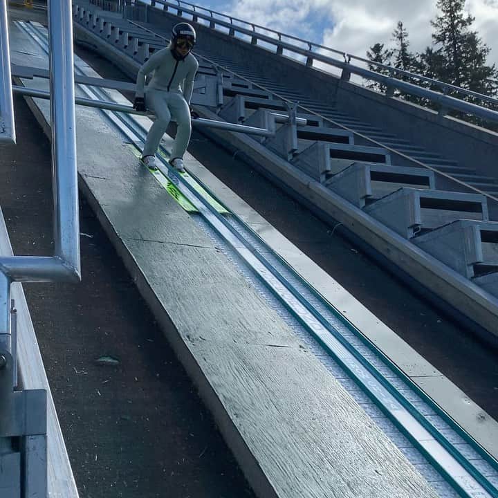 マーレン・ルンビのインスタグラム：「Sliding/jumping in to the weekend like... 🥁😎 🎥: @adrianlivelten」
