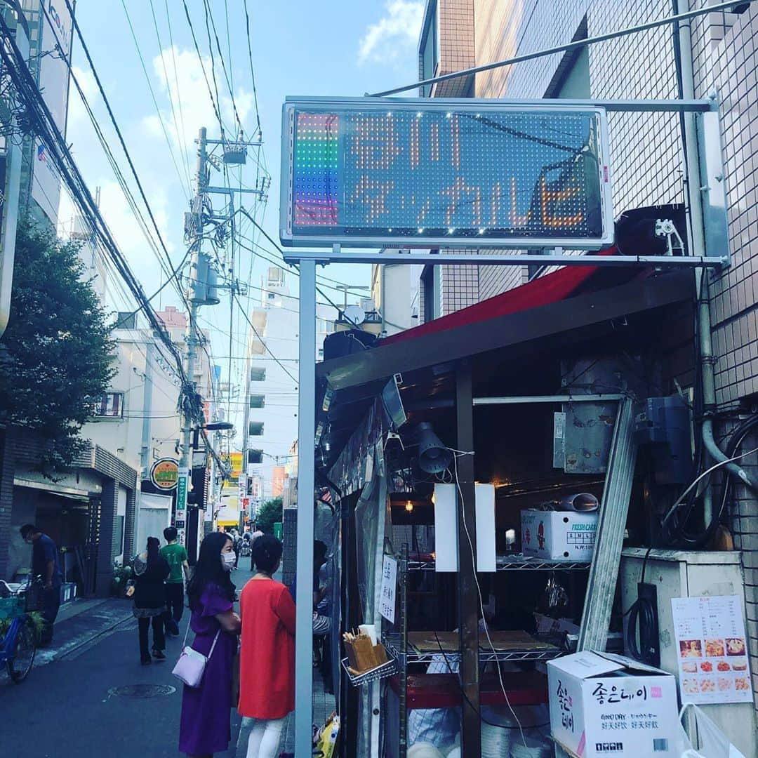 堤太輝さんのインスタグラム写真 - (堤太輝Instagram)「新大久保編 『春川鶏カルビ』で김밥をお持ち帰りする🚶‍♂️  韓国へ行けないので新大久保で韓国旅行感を出すw 『春川鶏カルビ』というお店の屋台感がいいね✨ 早い時間帯は空いてるよ！ 全品テイクアウトできるらしい。 わたくしはキンパをテイクアウト。  アルミホイルでキンパを包んでるの超いいじゃん♡  김밥파티하자〜つ😄🙌  #韓国旅行 #韓国グルメ #韓国旅行好きな人と繋がりたい  #韓国料理  #韓国料理好きな人と繋がりたい  #春川鶏カルビ #チュンチョンダッカルビ #新大久保 #新大久保グルメ  #新大久保韓国料理  #新大久保キンパ #キンパ #キンパテイクアウト #김밥 #韓国のり巻き #韓国のり巻きキンパ #韓国海苔巻き　 #新大久保で韓国旅行気分」7月31日 20時01分 - 223_taiki