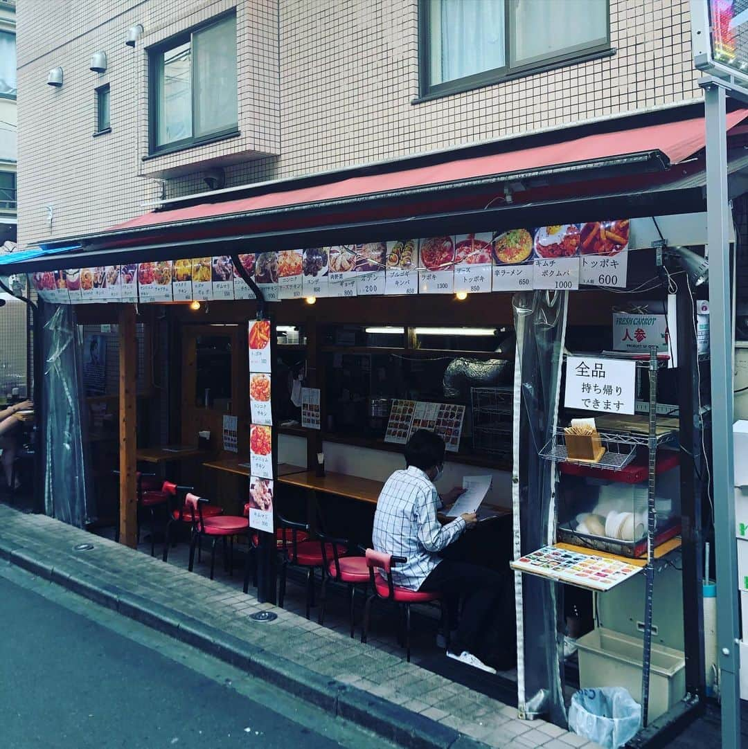 堤太輝さんのインスタグラム写真 - (堤太輝Instagram)「新大久保編 『春川鶏カルビ』で김밥をお持ち帰りする🚶‍♂️  韓国へ行けないので新大久保で韓国旅行感を出すw 『春川鶏カルビ』というお店の屋台感がいいね✨ 早い時間帯は空いてるよ！ 全品テイクアウトできるらしい。 わたくしはキンパをテイクアウト。  アルミホイルでキンパを包んでるの超いいじゃん♡  김밥파티하자〜つ😄🙌  #韓国旅行 #韓国グルメ #韓国旅行好きな人と繋がりたい  #韓国料理  #韓国料理好きな人と繋がりたい  #春川鶏カルビ #チュンチョンダッカルビ #新大久保 #新大久保グルメ  #新大久保韓国料理  #新大久保キンパ #キンパ #キンパテイクアウト #김밥 #韓国のり巻き #韓国のり巻きキンパ #韓国海苔巻き　 #新大久保で韓国旅行気分」7月31日 20時01分 - 223_taiki