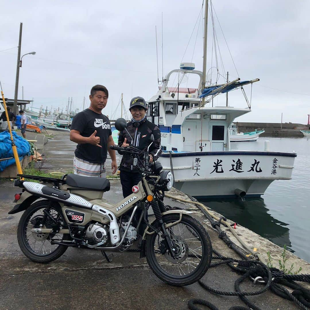 原田哲也さんのインスタグラム写真 - (原田哲也Instagram)「千葉県金谷沖で黄金アジ！ 釣ったど〜😁 CT125ハンターカブで釣り 1日でツーリングと釣り両方楽しんで来ました。 この模様はYouTube 31チャンネルで！ ユージ船長ありがとうございました。船長じつはバイク好き！皆さんもツーリング&釣り楽しんでみては！ #araihelmet #alpinestars #hyod #yfdesign #honda #ct125 #光進丸」7月31日 20時03分 - tetsuya_harada31