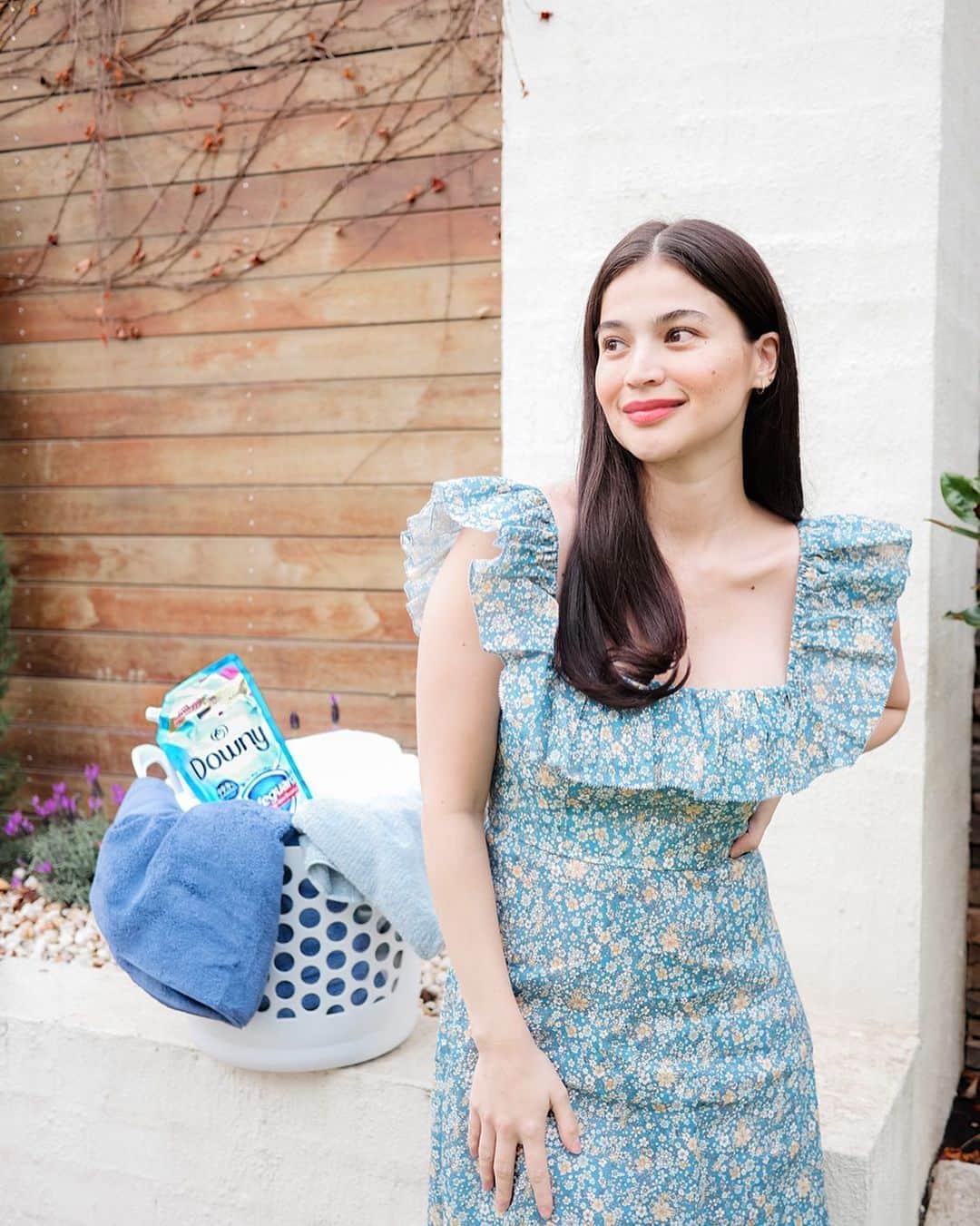 アン・カーティスのインスタグラム：「So happy to be officially part of the @downyphilippines family! I’m continuing to embrace this new Mum life especially during these times, I want to make sure that my family’s clothes are germ free. That’s why I’ve started to use #DownyAntibac that gives 99.9% germ protection. Watch out for more exciting things from myself and Downy 💙」
