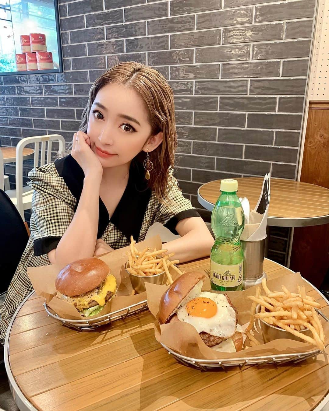 杉山佳那恵さんのインスタグラム写真 - (杉山佳那恵Instagram)「はろー💛💛💛 ・ めっちゃでっかいハンバーガー食べてきた🍔めっちゃ美味しかったー！ けどやばい、太る。笑 ・ いっぱい食べたあとは、いっぱい歩いて水分補給しながら汗かいたから、なかったことにしてもらえないだろうか🐷 ・ ・ #ハンバーガー#大好き」7月31日 20時04分 - kanaxxy_0421